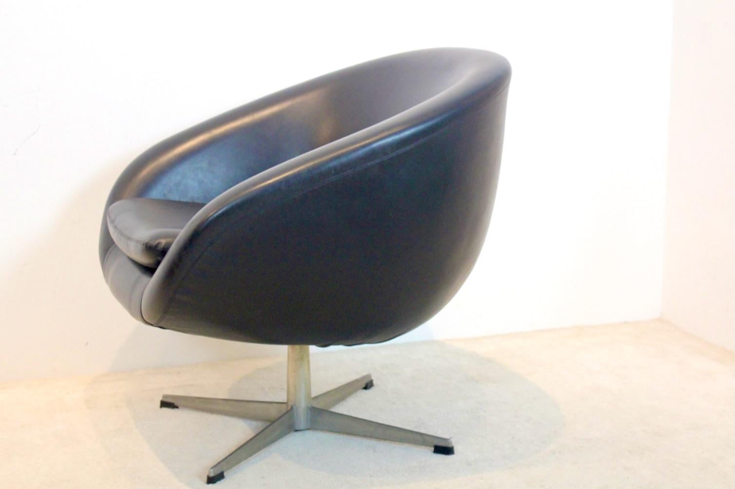 Mid-Century Modern Dutch Design Swivel Chair, 1965 For Sale 3