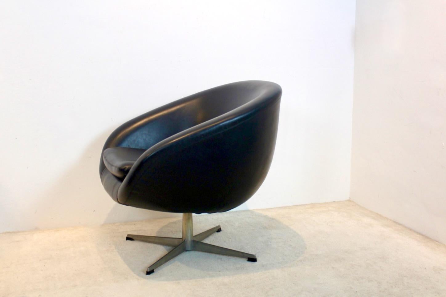 Mid-Century Modern Dutch Design Swivel Chair, 1965 For Sale 4