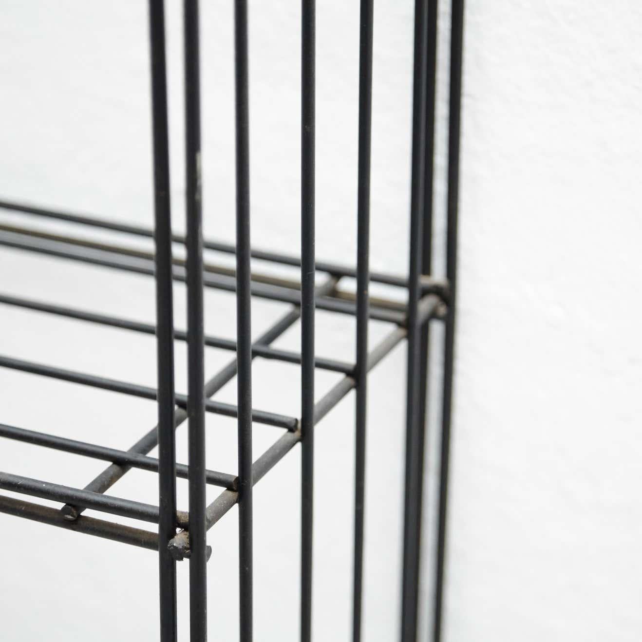 Estante para libros minimalista de metal negro holandés de mediados de siglo, hacia 1960 Holandés en venta