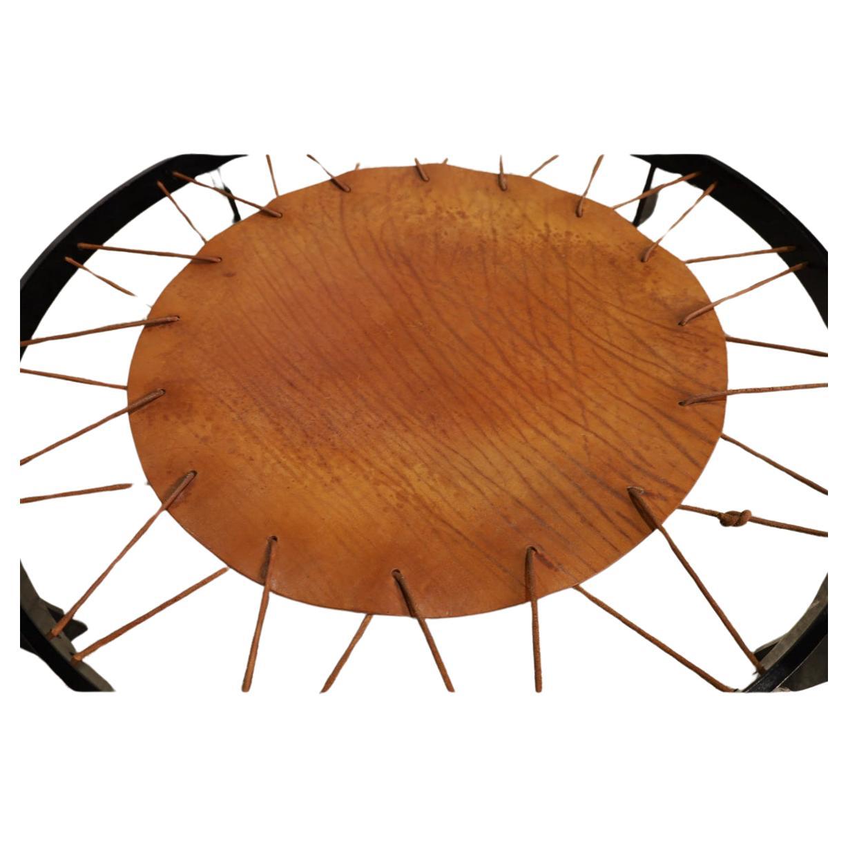Mid-Century Modern Table basse safari hollandaise ronde en verre, acier et cuir, mi-siècle moderne  en vente
