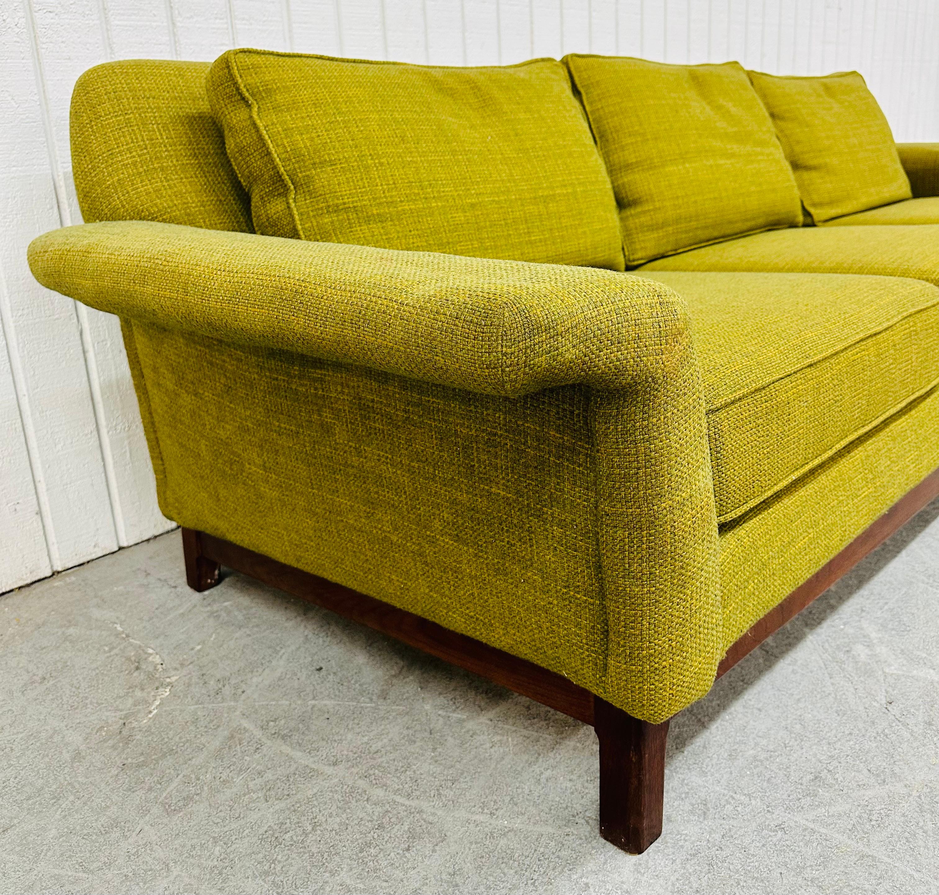 Mid-Century Modern Dux Green Sofa In Good Condition For Sale In Clarksboro, NJ