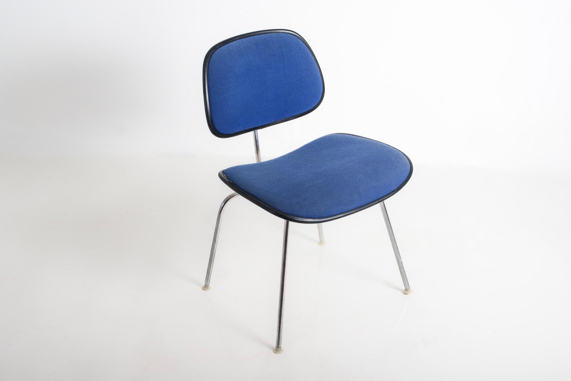 Ein kultiges Original: authentischer Vintage-Stuhl Eames DCM (Dining Chair Metal), entworfen von Charles und Ray Eames für Herman Miller, ca. 1950er Jahre.

Dieses Exemplar verfügt über die originale kobaltblaue Wollpolsterung - eine zunehmend