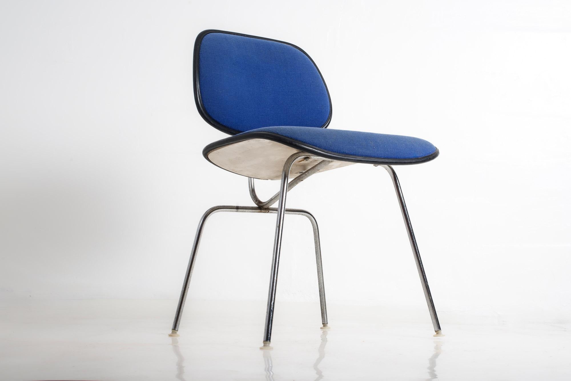 Moderner Eames DCM Chair für Herman Miller aus der Jahrhundertmitte in Blau (amerikanisch) im Angebot