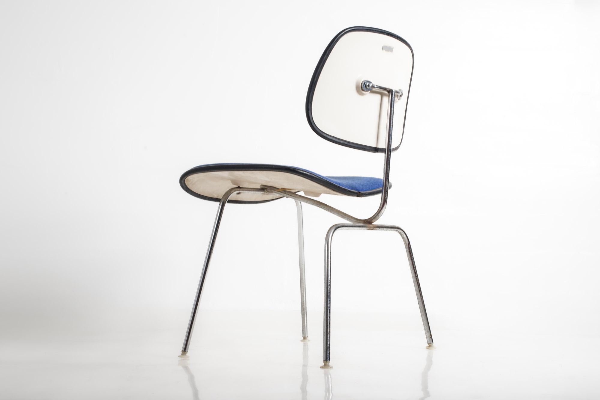 Moderner Eames DCM Chair für Herman Miller aus der Jahrhundertmitte in Blau im Zustand „Gut“ im Angebot in Los Angeles, CA