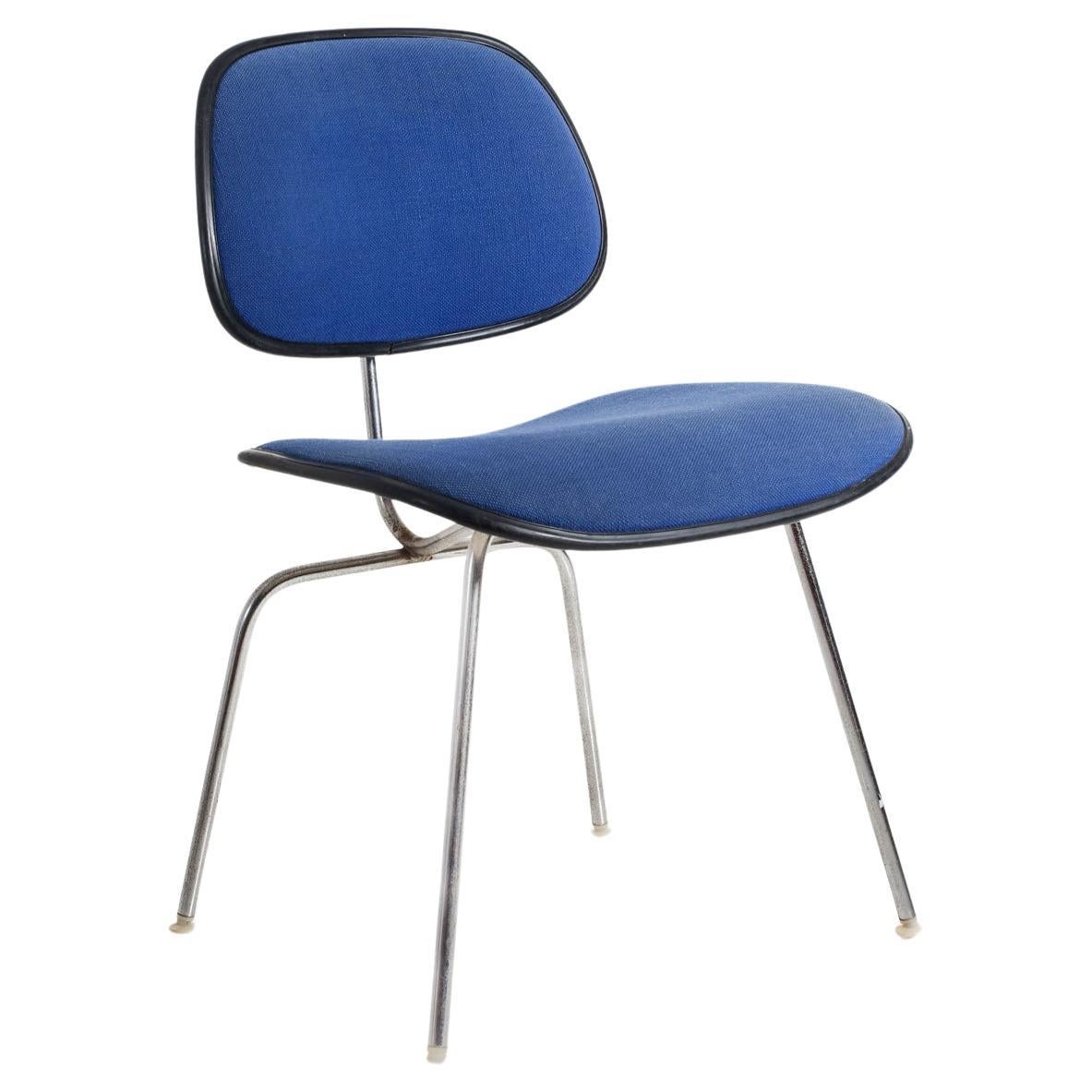 Silla Eames DCM de mediados de siglo para Herman Miller en azul