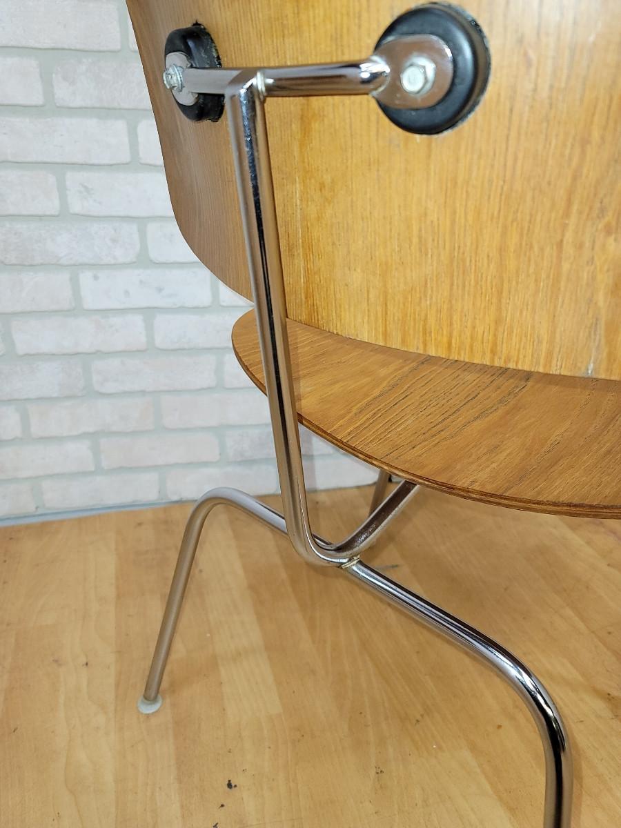 Sillas de madera contrachapada estilo Eames para Herman Miller de mediados del siglo XX - Juego de 2

Proporciona asientos a tu escritorio o mesa de cocina con estas sillas de contrachapado rubio. Este conjunto de asientos está fabricado con una
