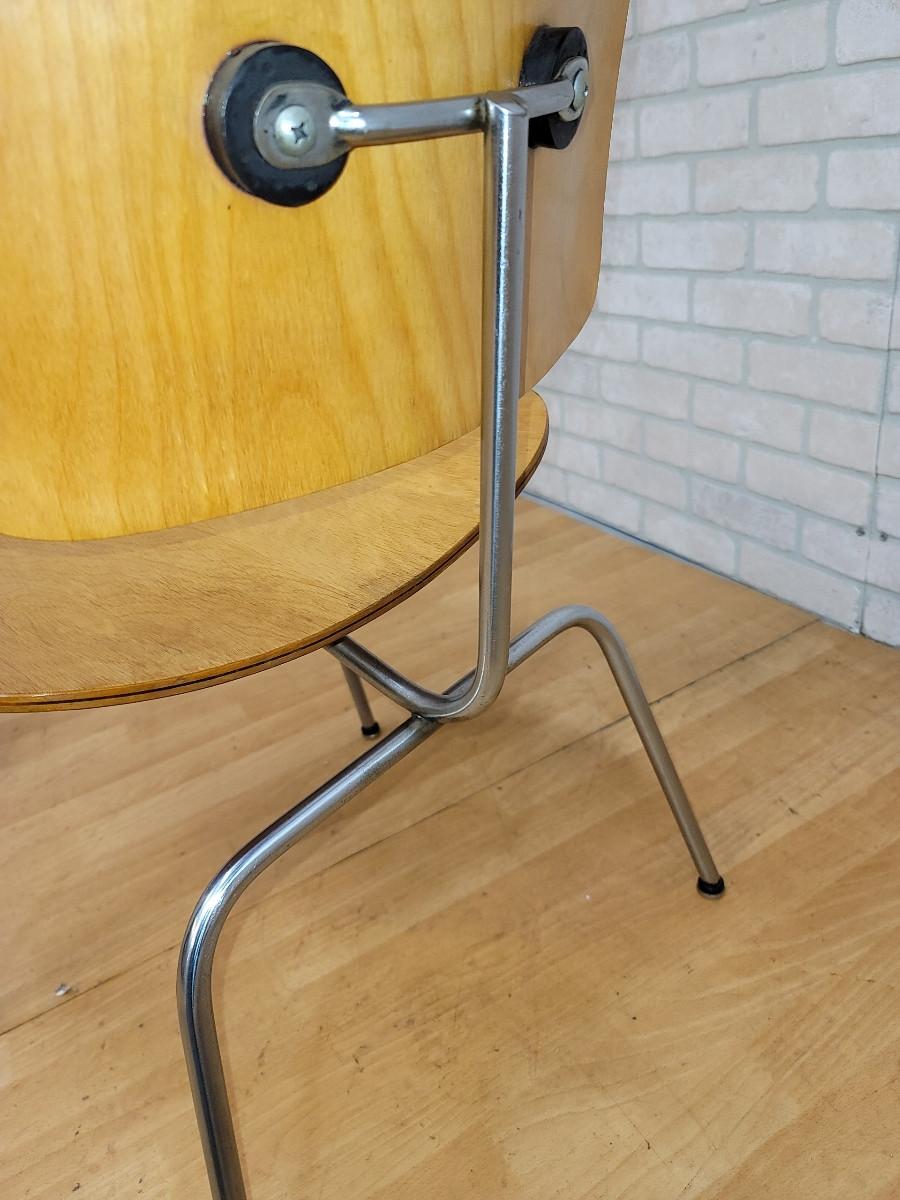 Sillas de madera contrachapada estilo Eames para Herman Miller de mediados del siglo XX - Juego de 2 Estadounidense en venta