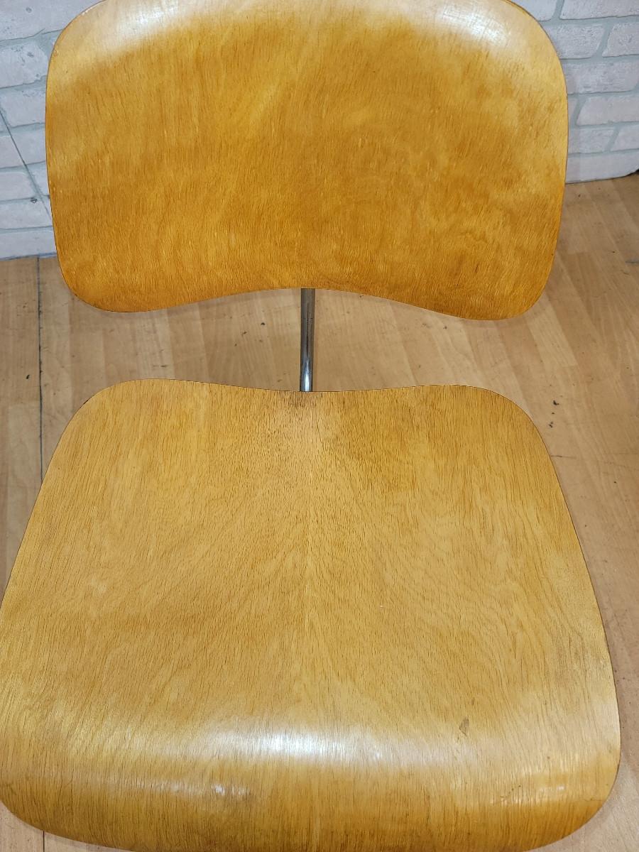 Sillas de madera contrachapada estilo Eames para Herman Miller de mediados del siglo XX - Juego de 2 en Bueno estado para la venta en Chicago, IL