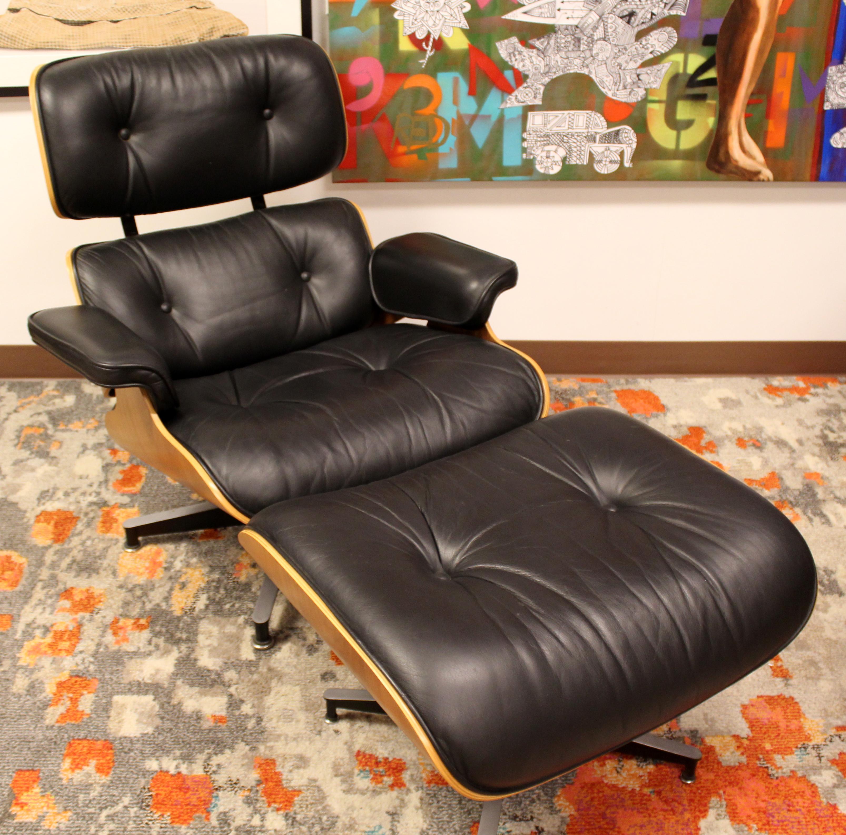 Mid-Century Modern Eames Herman Miller Classic Walnut Lounge Chair Ottoman 1980s In Good Condition In Keego Harbor, MI