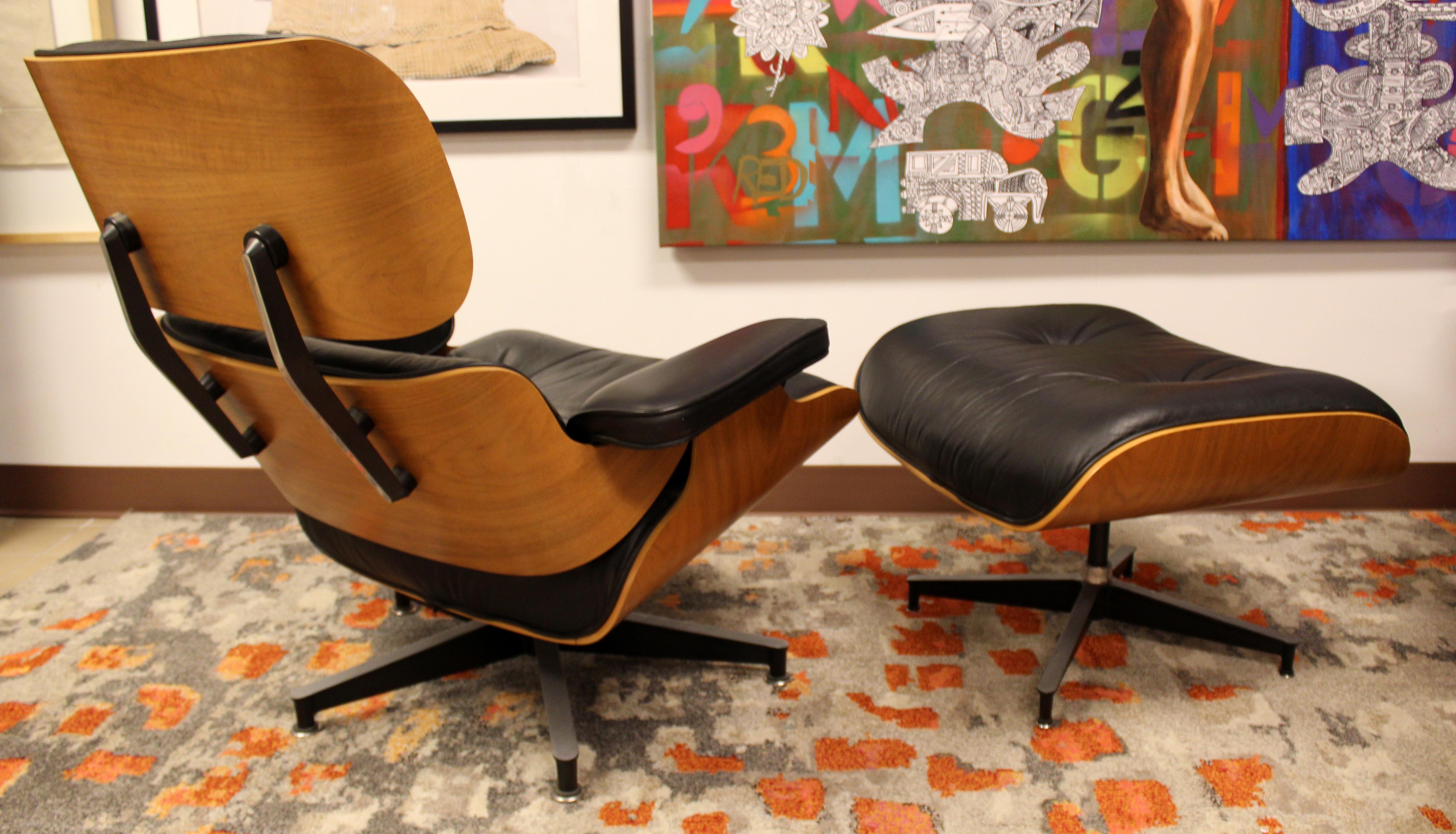 Late 20th Century Mid-Century Modern Eames Herman Miller Classic Walnut Lounge Chair Ottoman 1980s