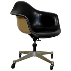Mid-Century Modern Eames Herman Miller Fiberglass Swivel Shell Armchair, 1960s