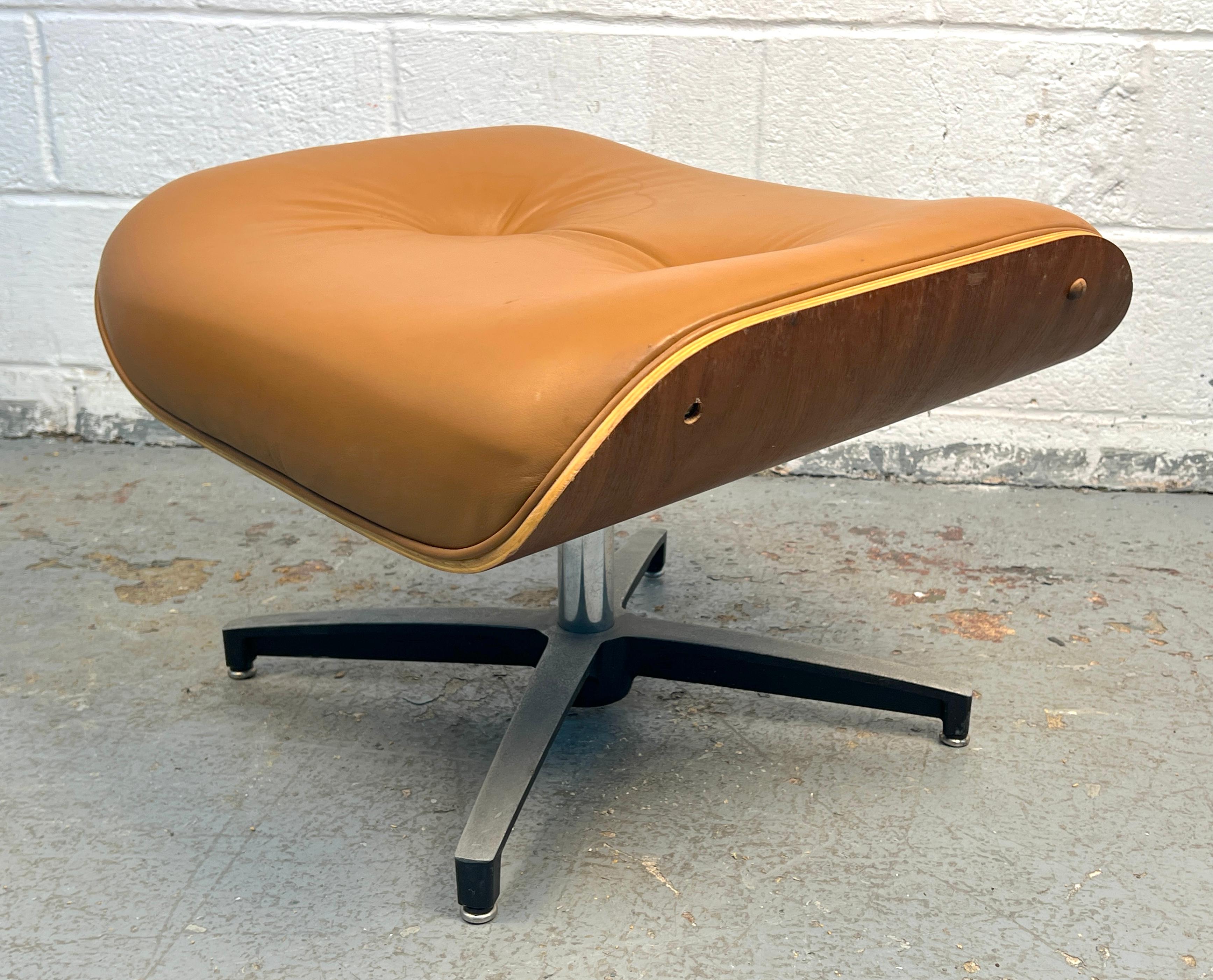 Chaise longue en cuir Eames du milieu du siècle avec ottoman en vente 4