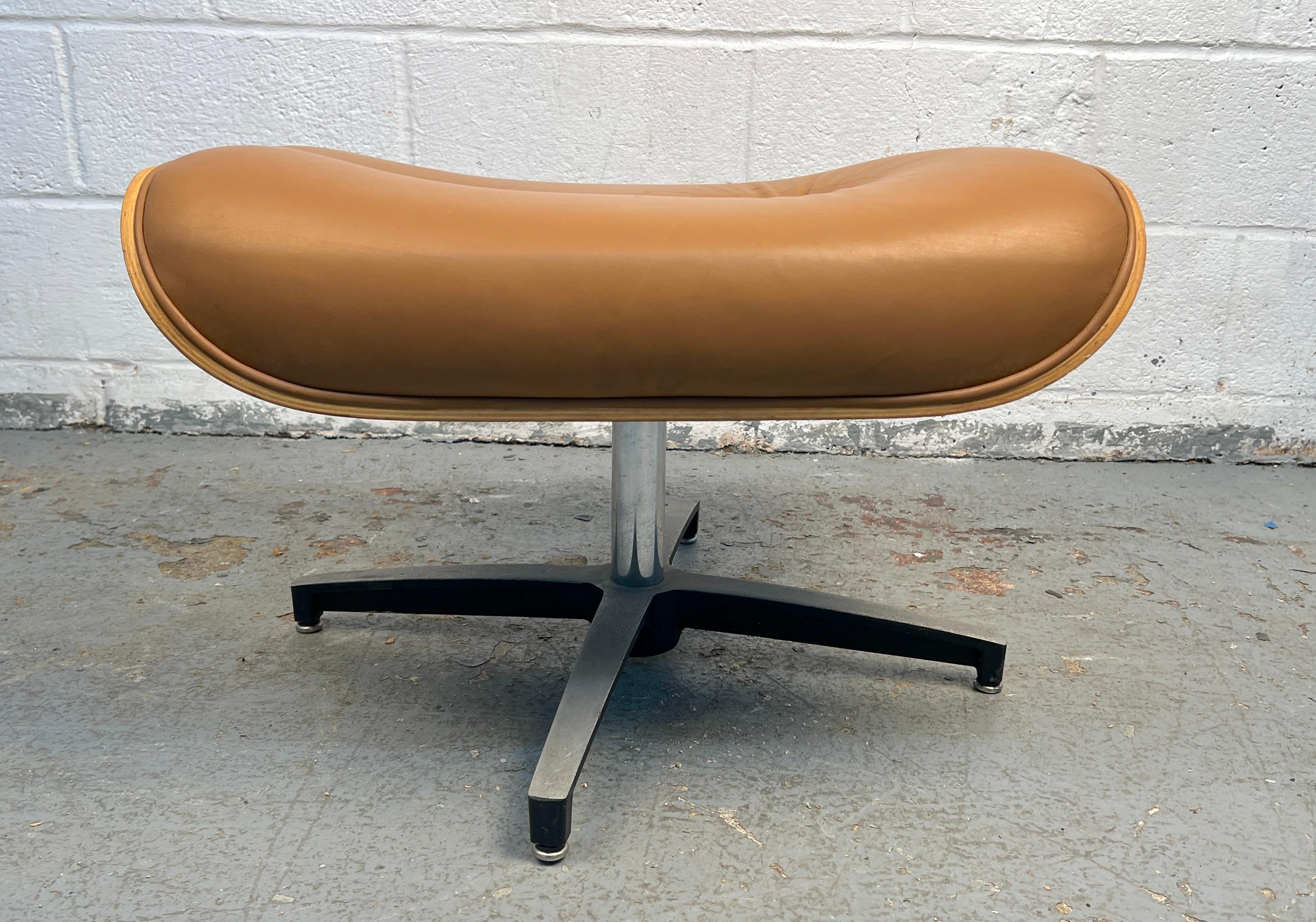 Chaise longue en cuir Eames du milieu du siècle avec ottoman en vente 5