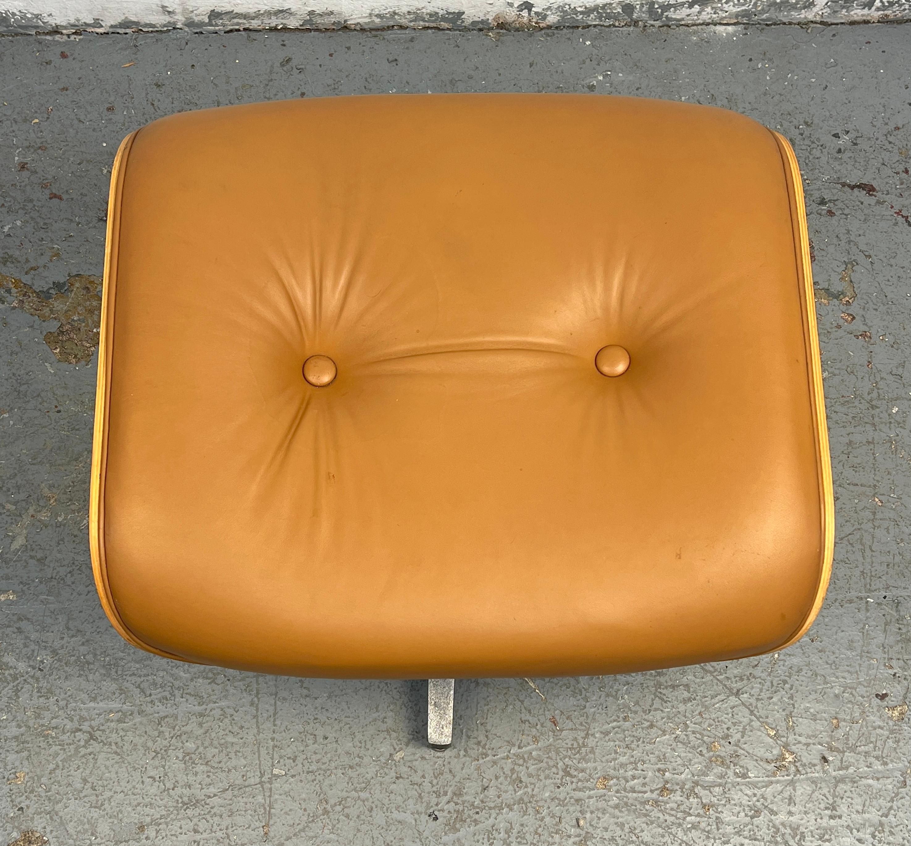 Chaise longue en cuir Eames du milieu du siècle avec ottoman en vente 6