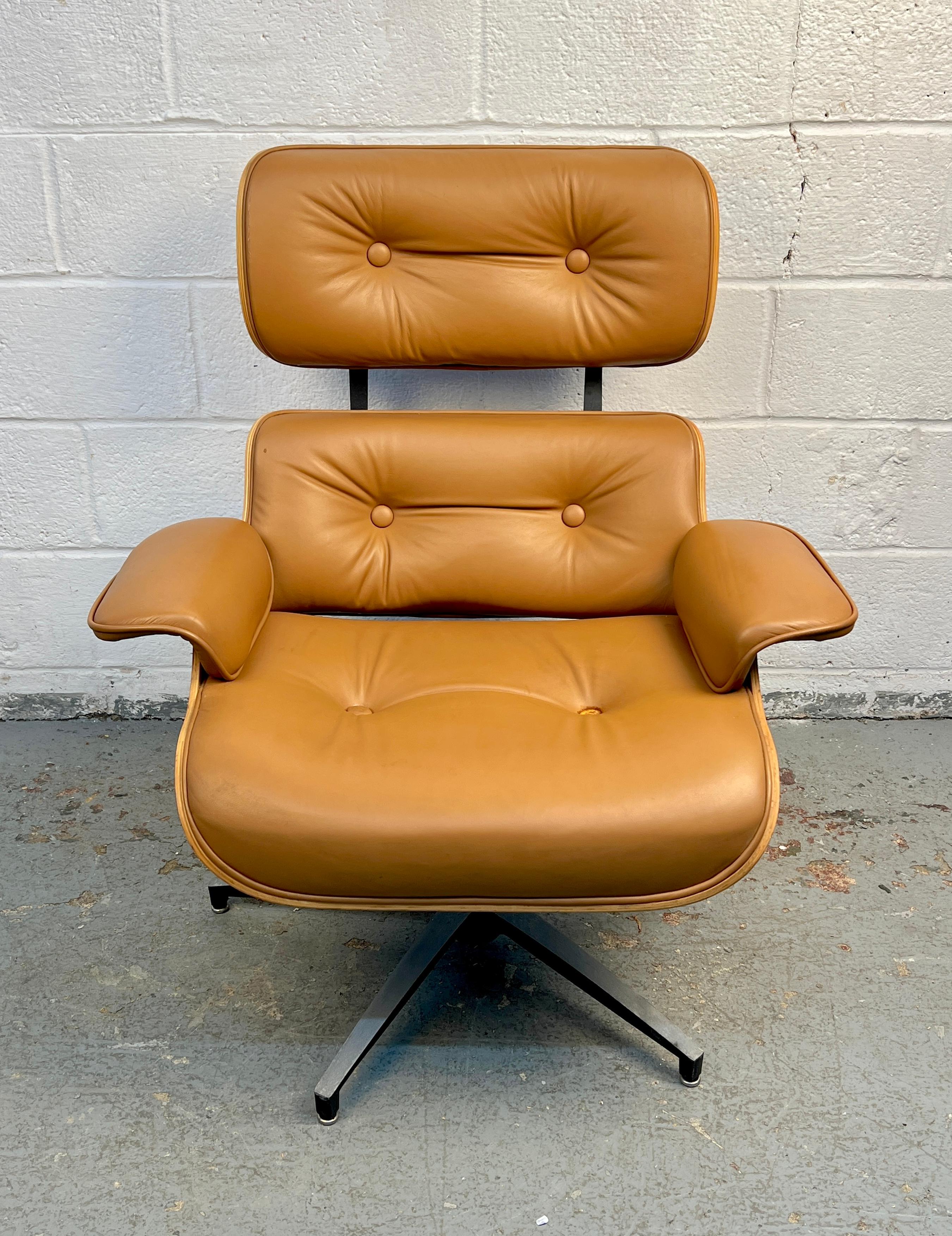 Mid-Century Modern Chaise longue en cuir Eames du milieu du siècle avec ottoman en vente