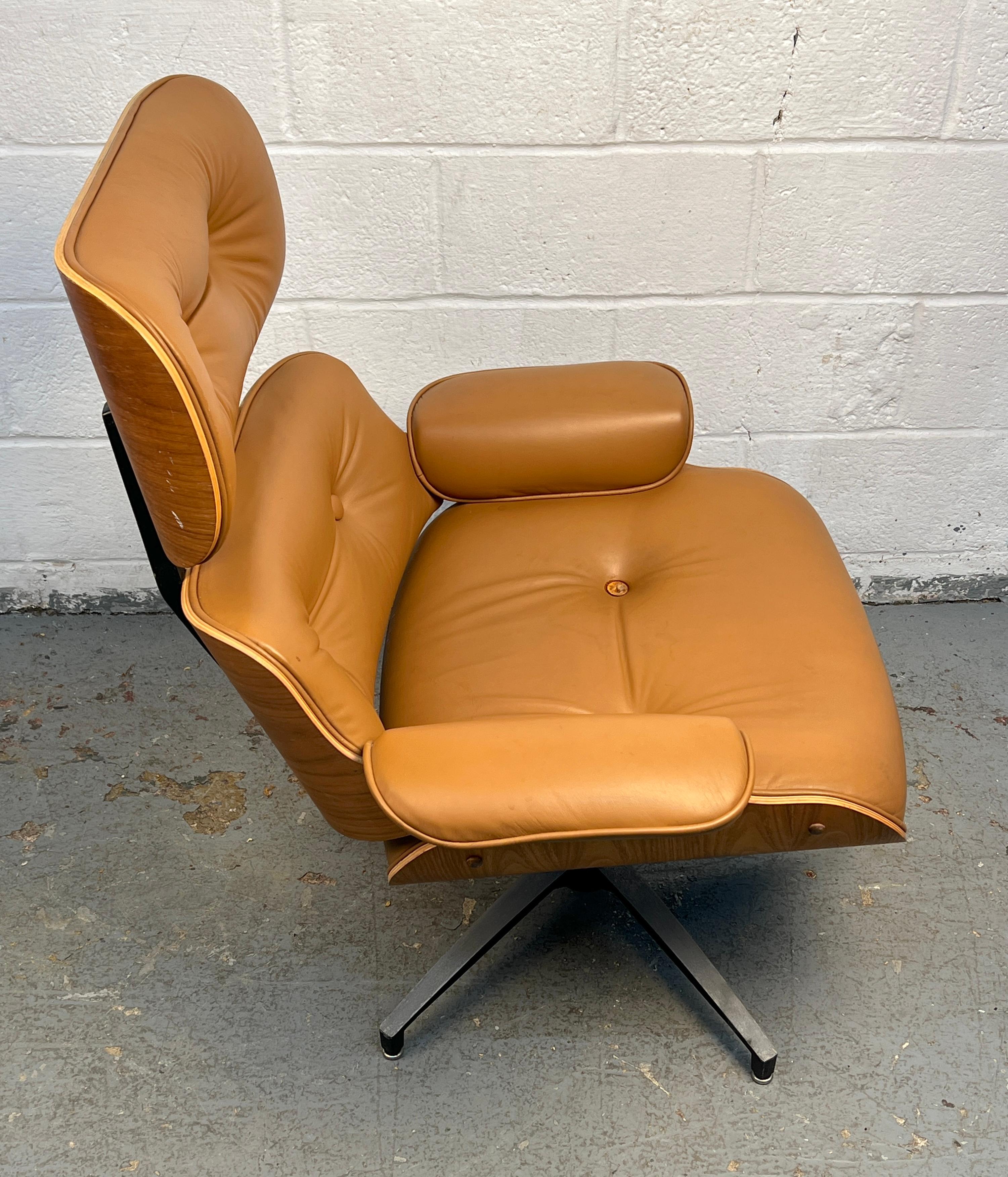 Chaise longue en cuir Eames du milieu du siècle avec ottoman Bon état - En vente à Brooklyn, NY