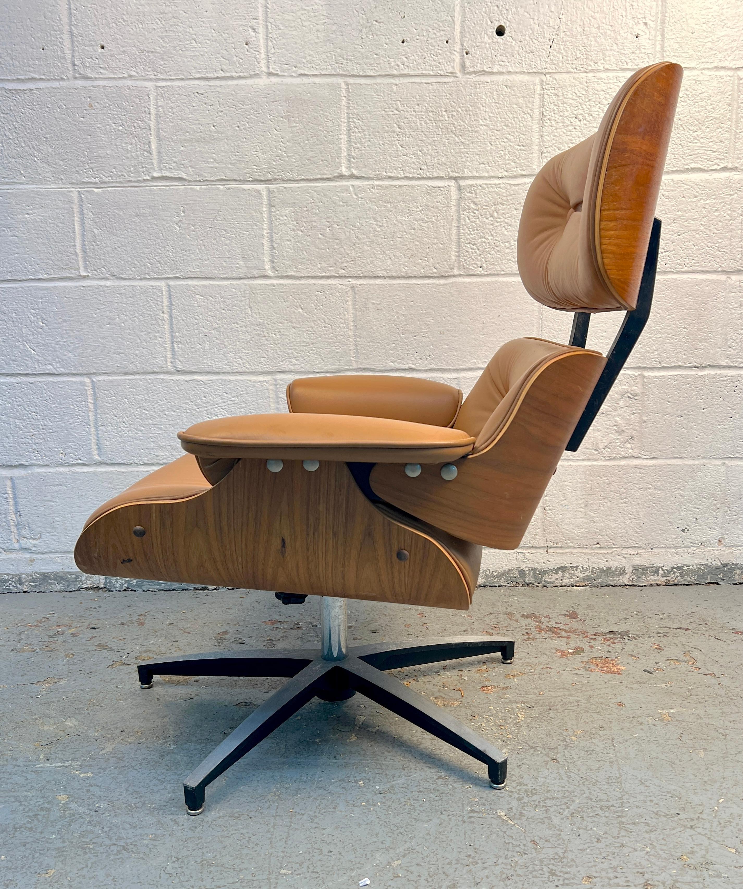20ième siècle Chaise longue en cuir Eames du milieu du siècle avec ottoman en vente