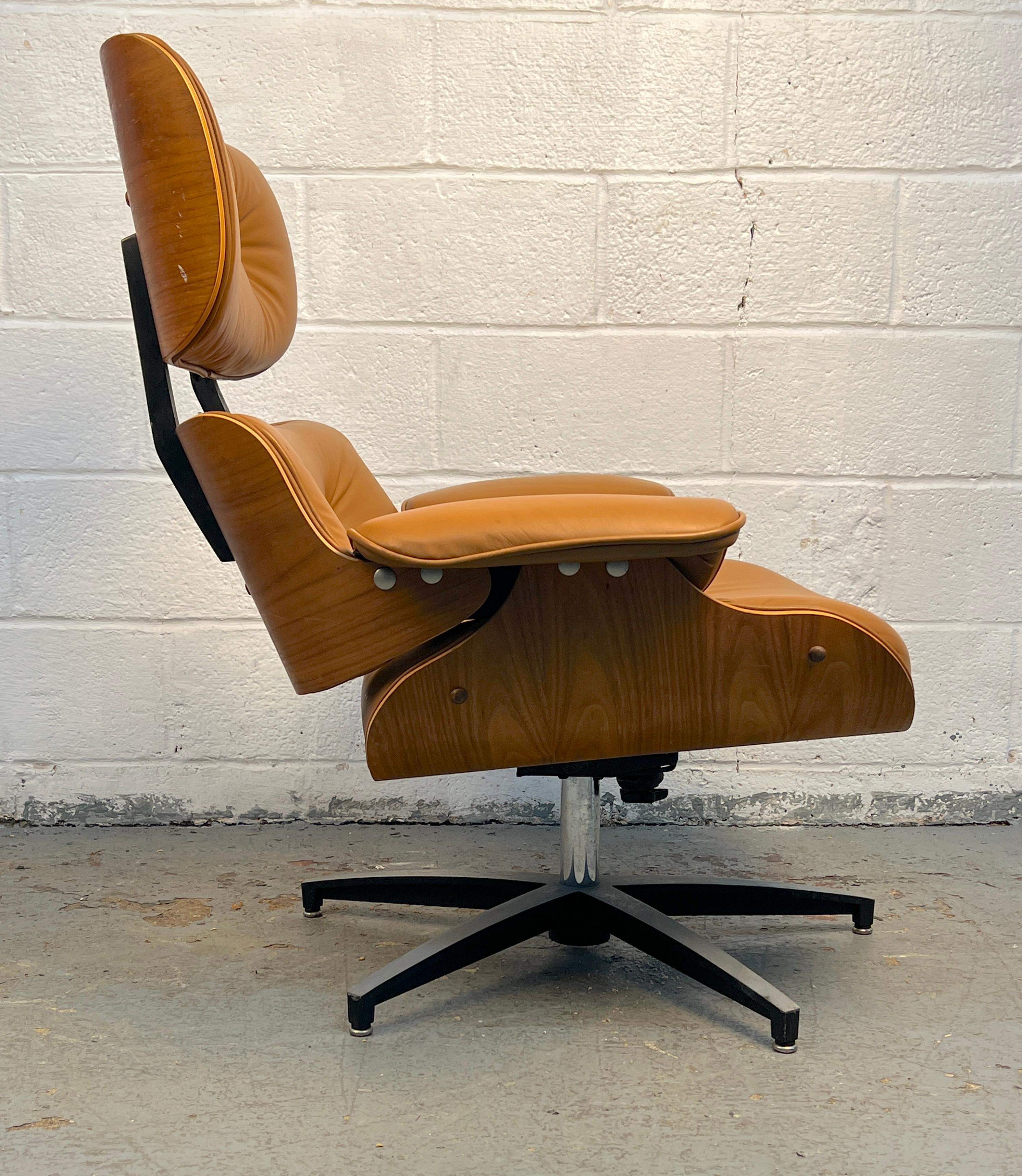 Cuir Chaise longue en cuir Eames du milieu du siècle avec ottoman en vente