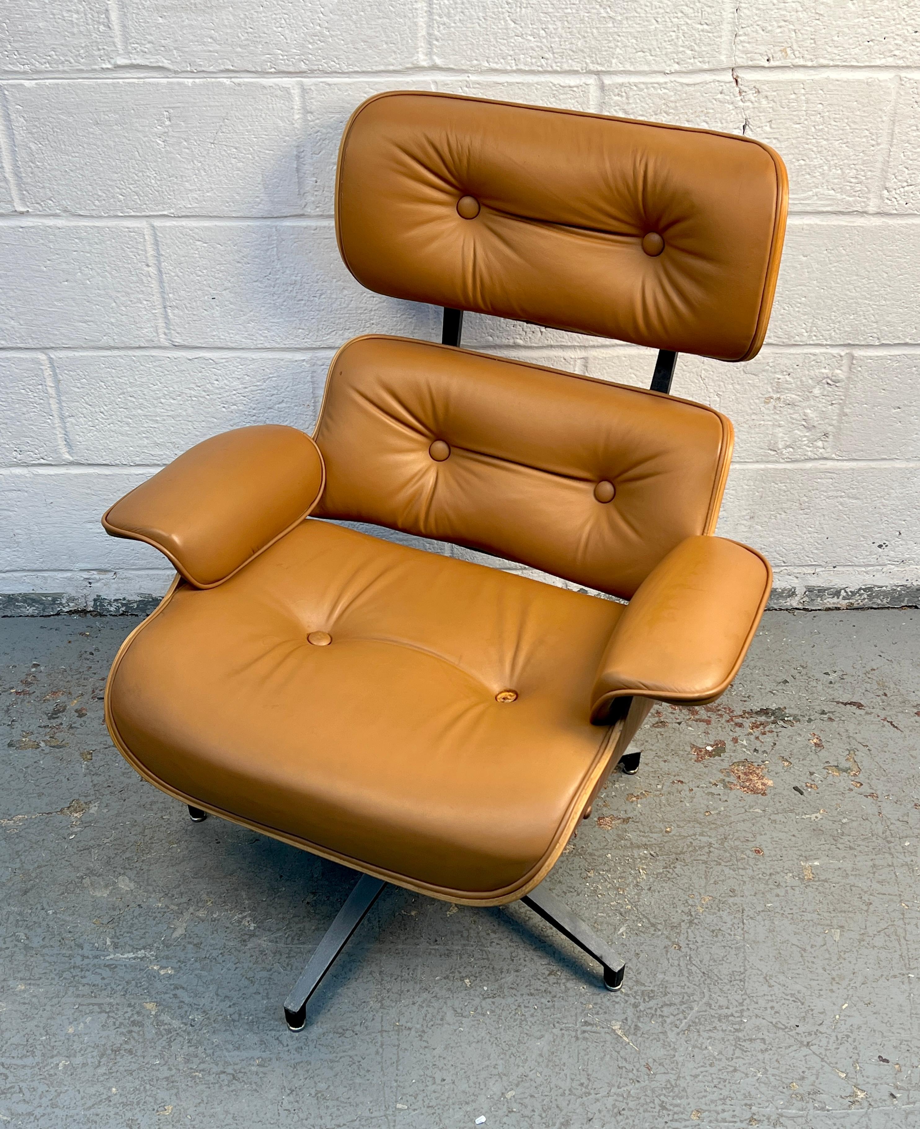 Chaise longue en cuir Eames du milieu du siècle avec ottoman en vente 1
