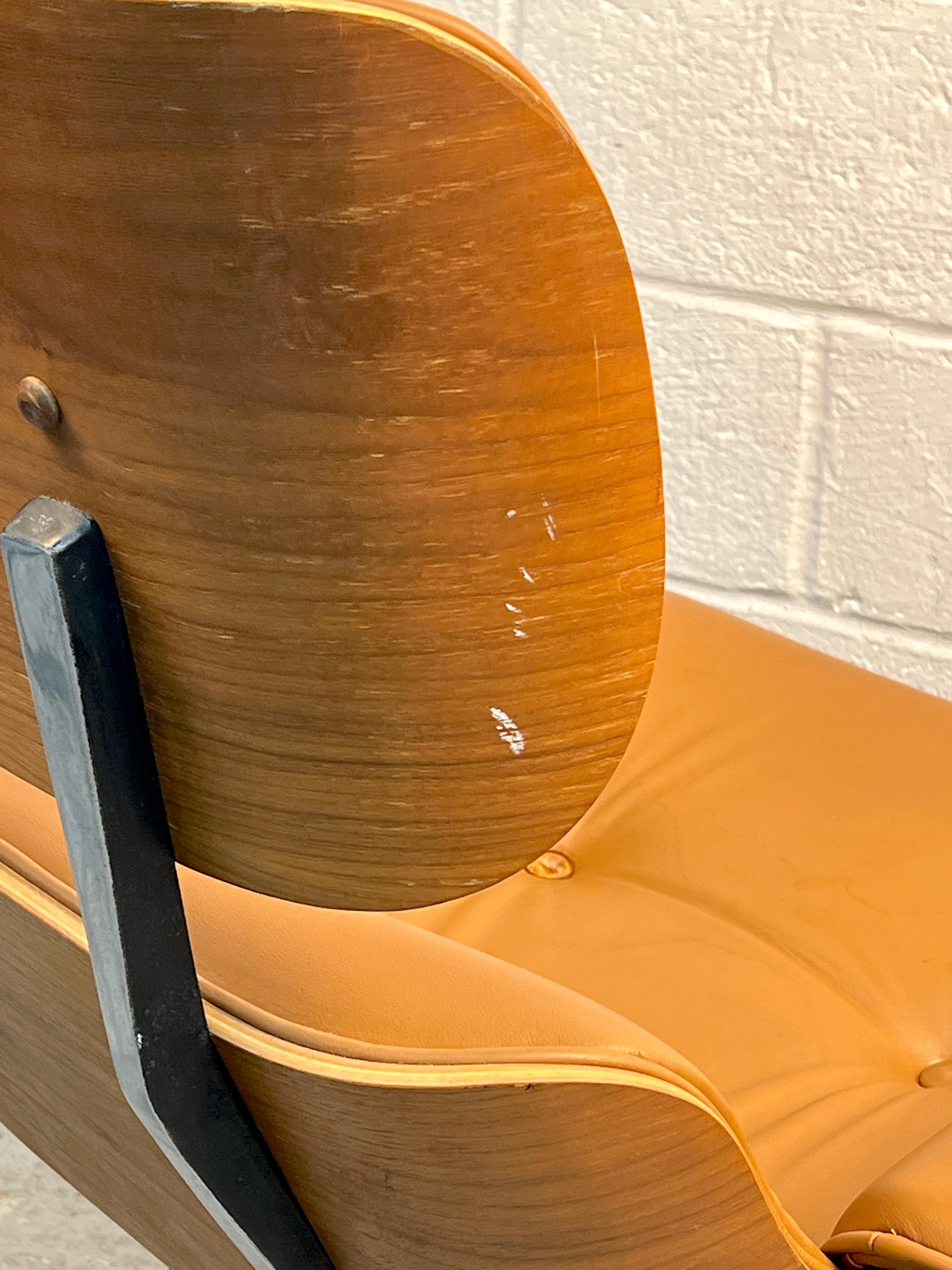 Chaise longue en cuir Eames du milieu du siècle avec ottoman en vente 2