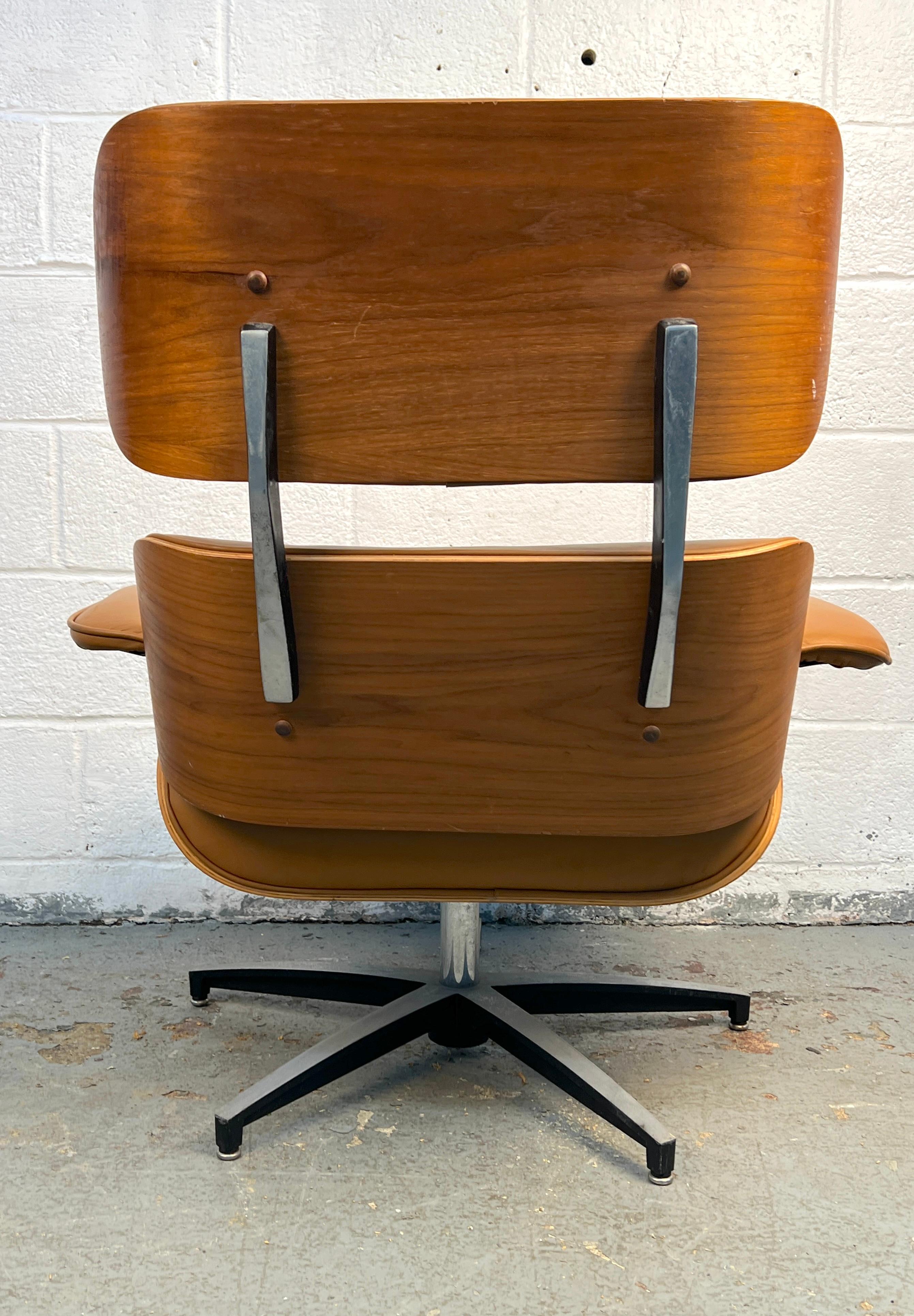 Chaise longue en cuir Eames du milieu du siècle avec ottoman en vente 3