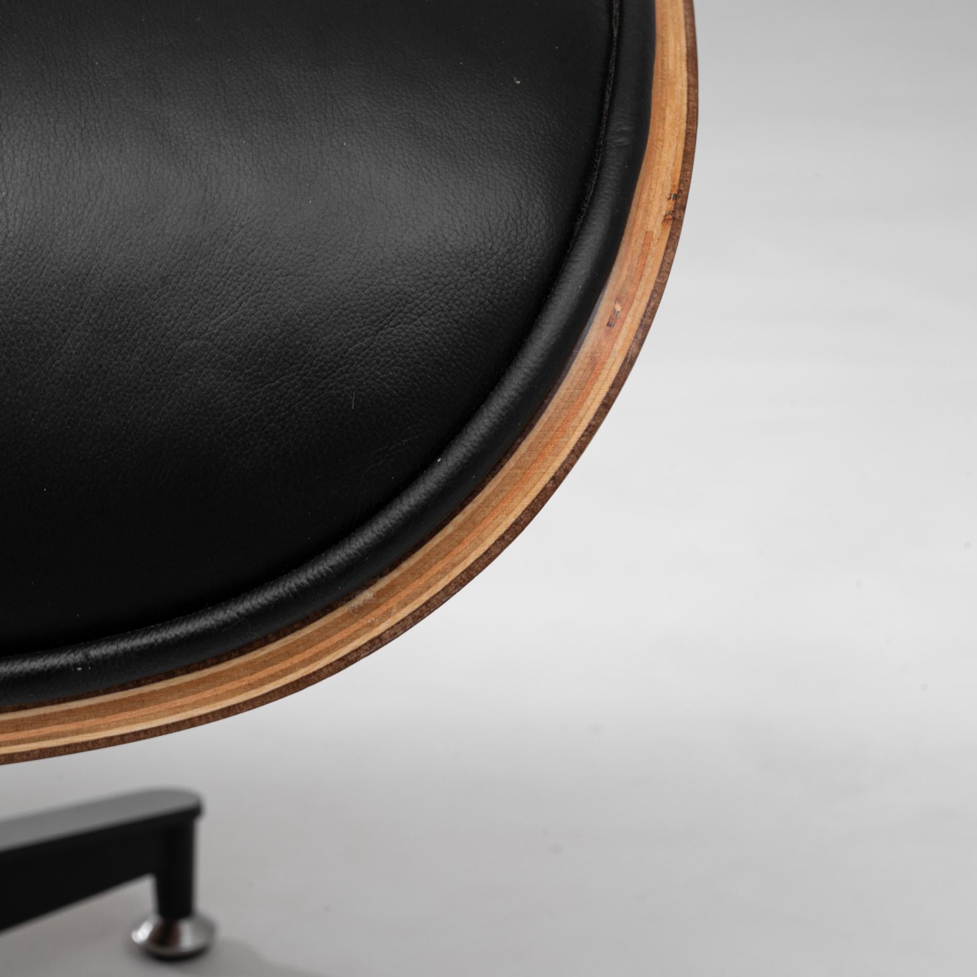 Pouf in pelle Eames di Herman Miller, metà secolo moderno in vendita 6