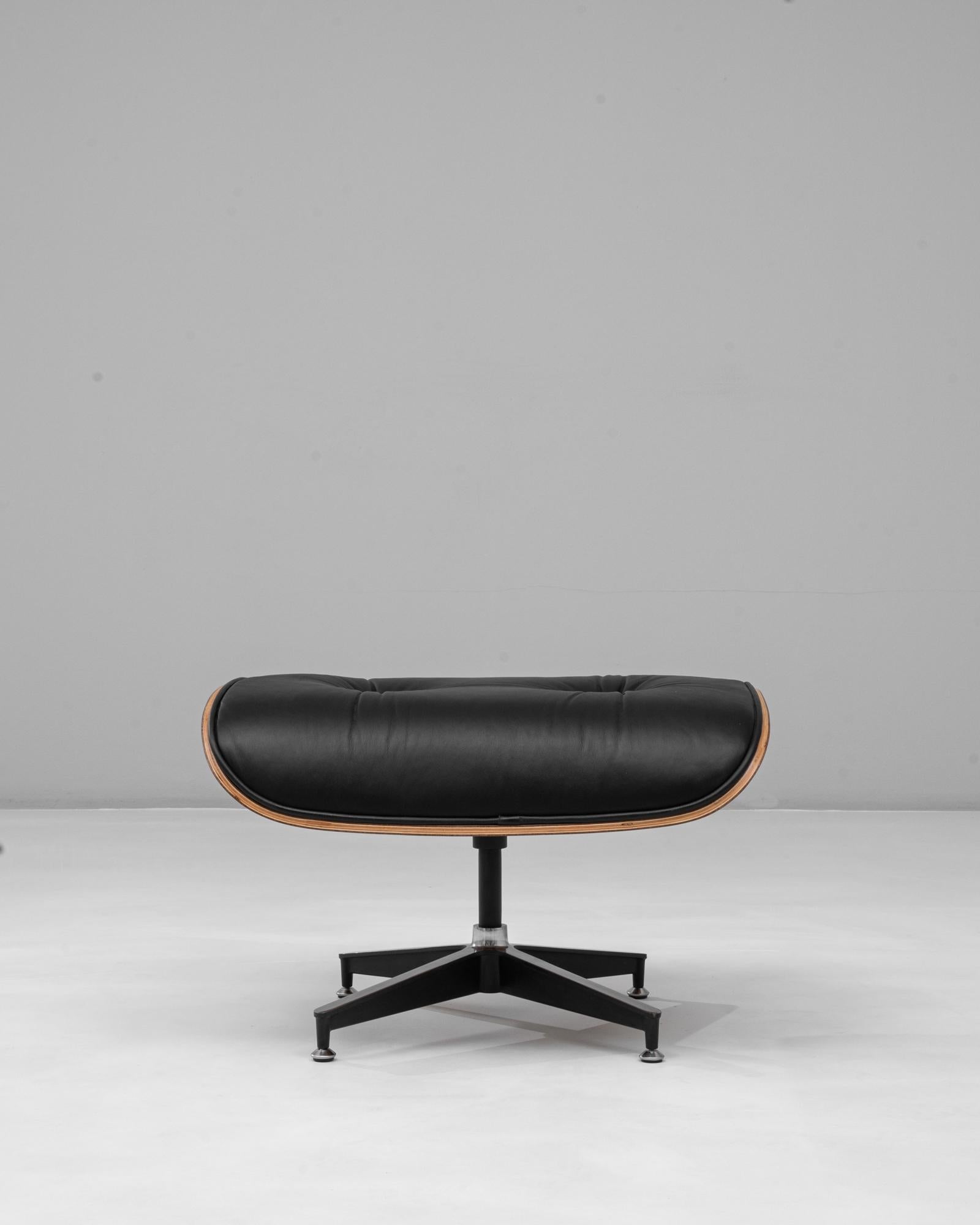 Questo autentico pouf Eames di Herman Miller esemplifica il design moderno senza tempo della metà del secolo scorso con il suo profilo elegante e la sua eccezionale maestria. Disegnata da Charles e Ray Eames, è caratterizzata da una morbida