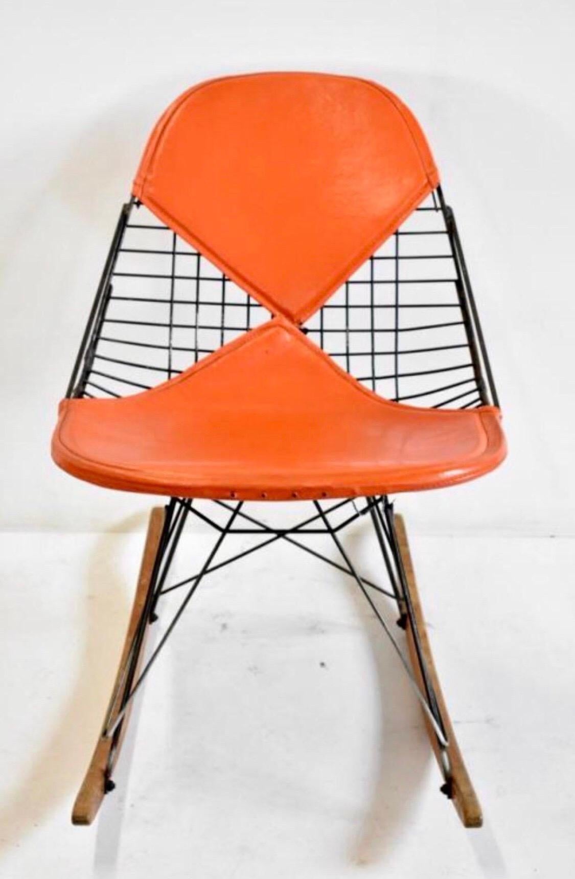 Moderner Eames RKR-Drahtschaukelstuhl mit orangefarbenen Bikini-Polstern für Herman Miller aus der Jahrhundertmitte. Maße: 27