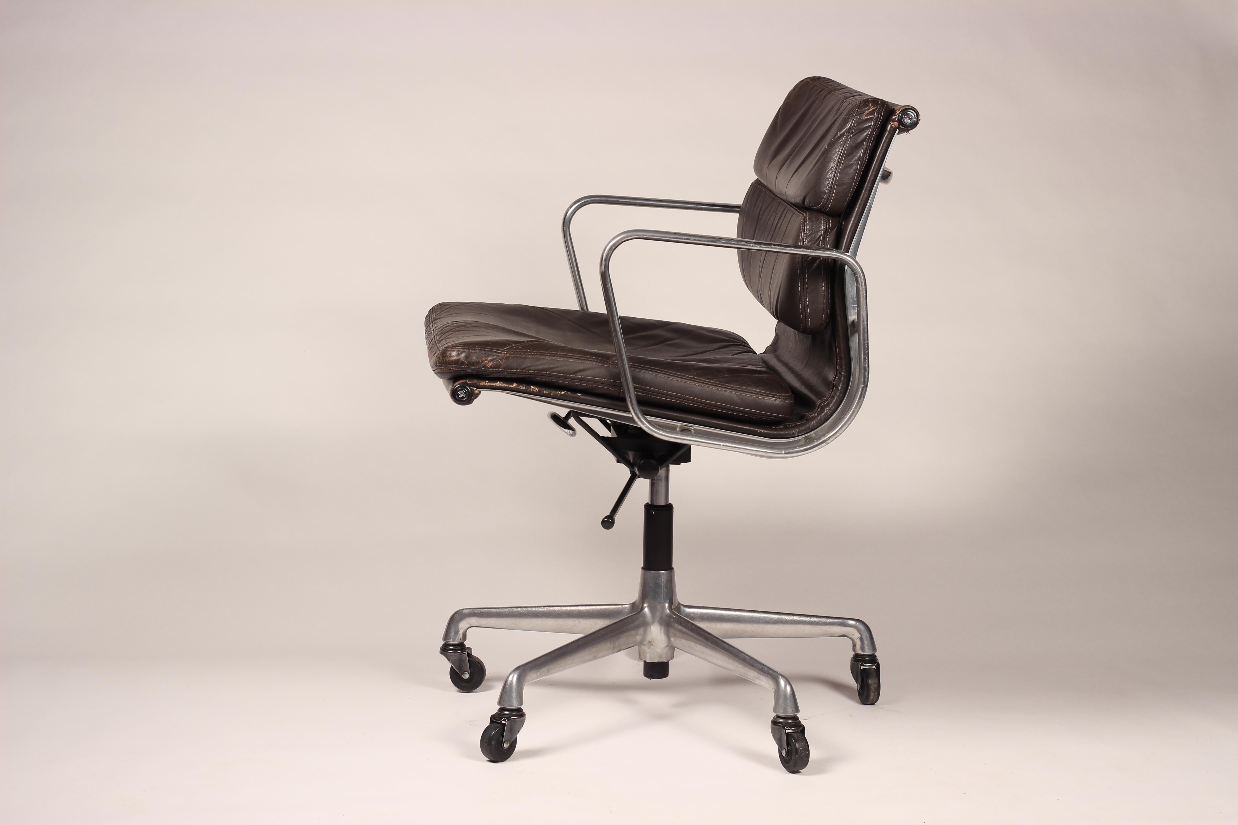 Timeless mid Century Modern Eames Aluminum Group brown leather soft pad Executive chair (model EA 435) on casters for Herman Miller. The seat has the original soft brown leather upholstery and is raised on a spindle seat-height adjustable