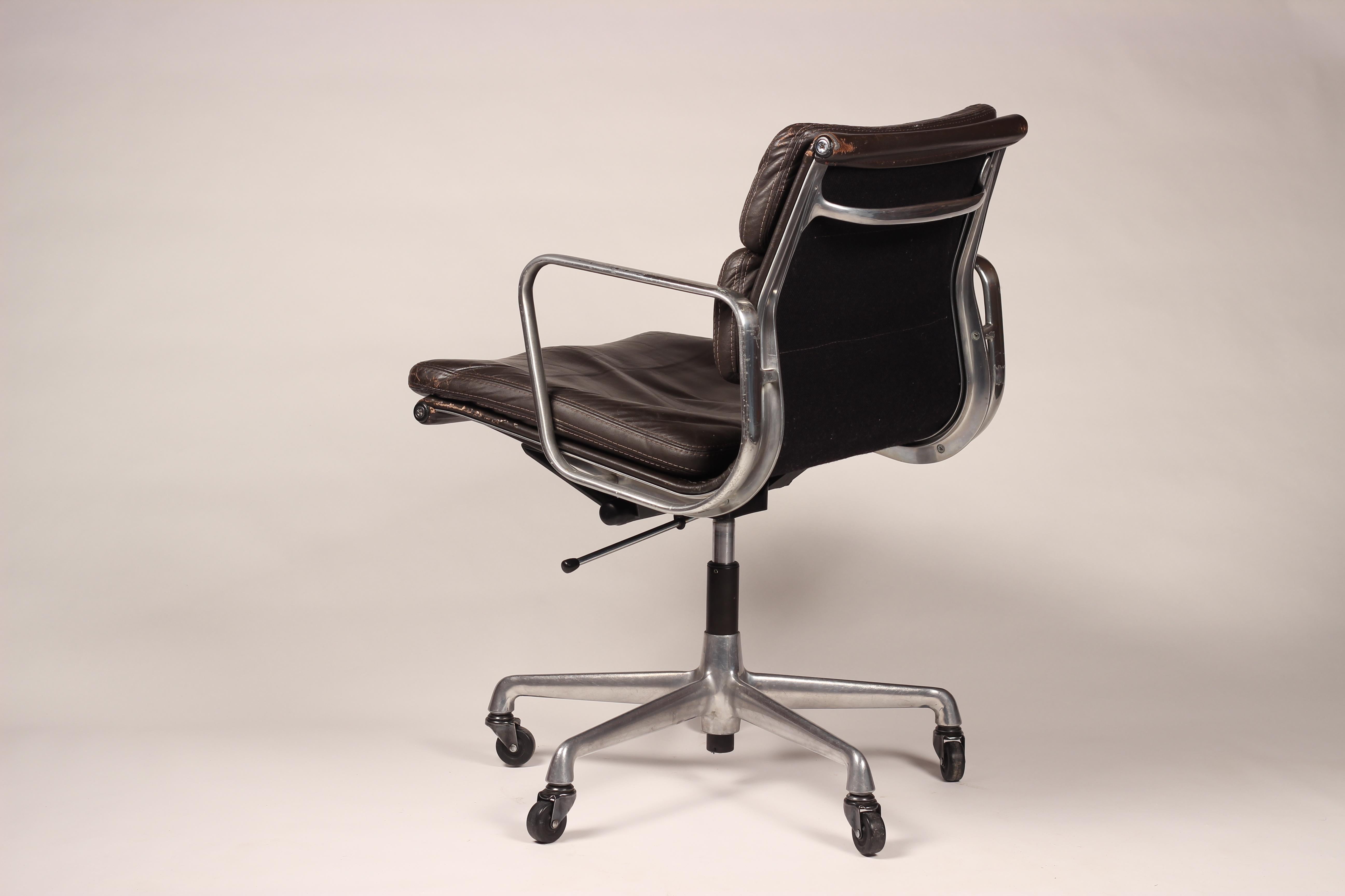 Mid-Century Modern Chaise Eames Soft Pad moderne du milieu du siècle:: modèle EA 435 de Herman Miller