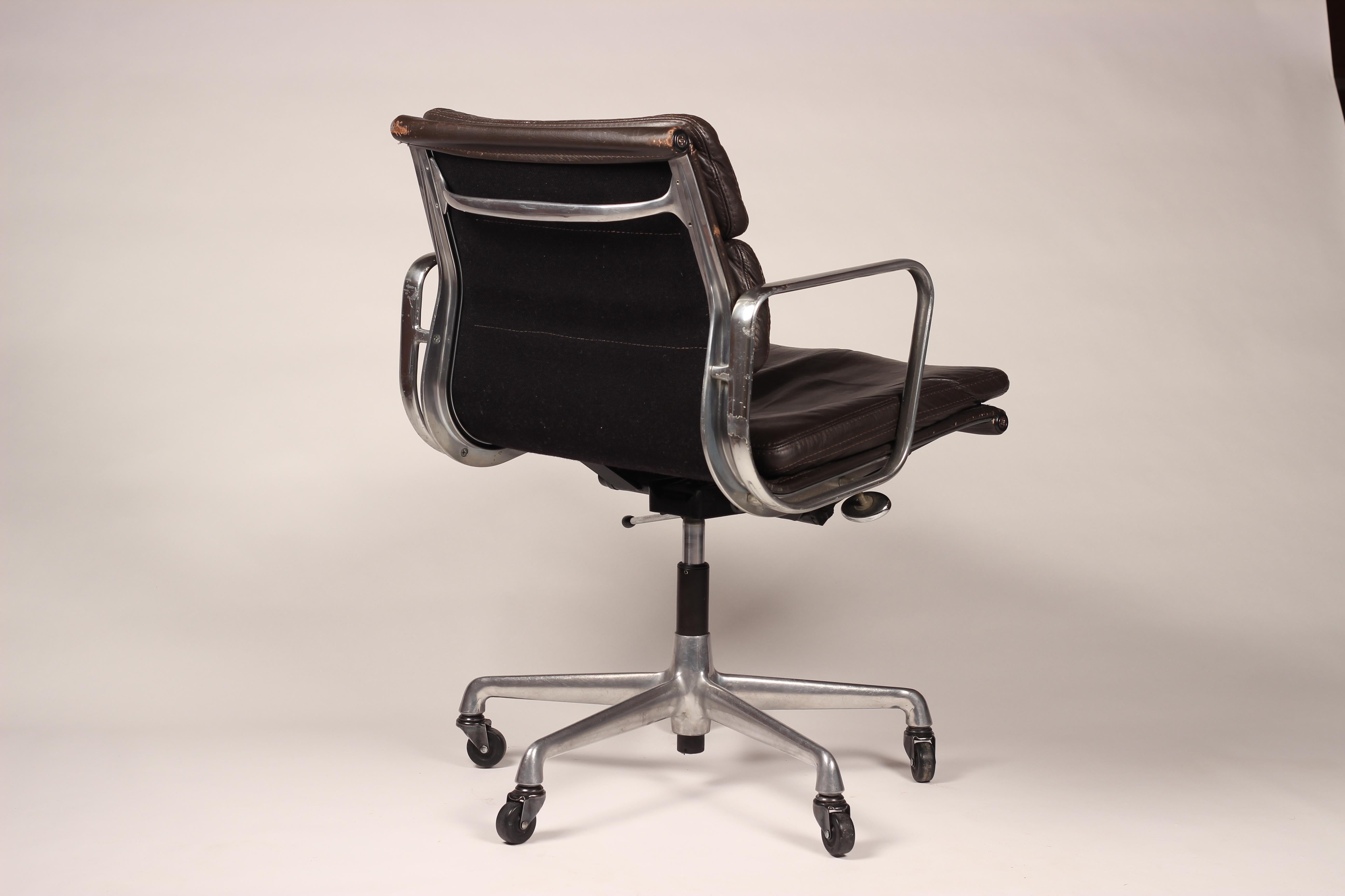 Américain Chaise Eames Soft Pad moderne du milieu du siècle:: modèle EA 435 de Herman Miller