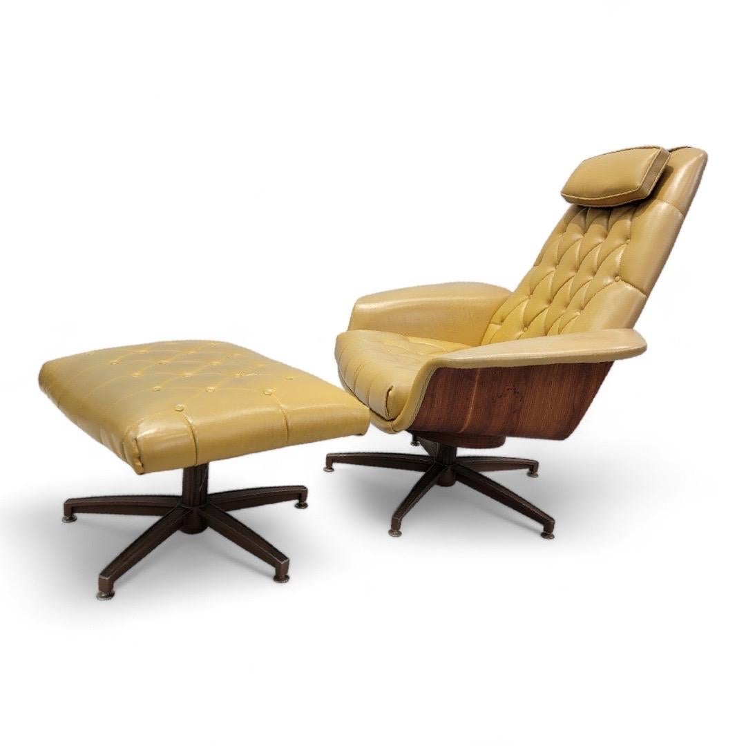 Mid Century Modern Bentwood Leatherette Lounge & Ottoman Set - Pair In Good Condition For Sale In Chicago, IL