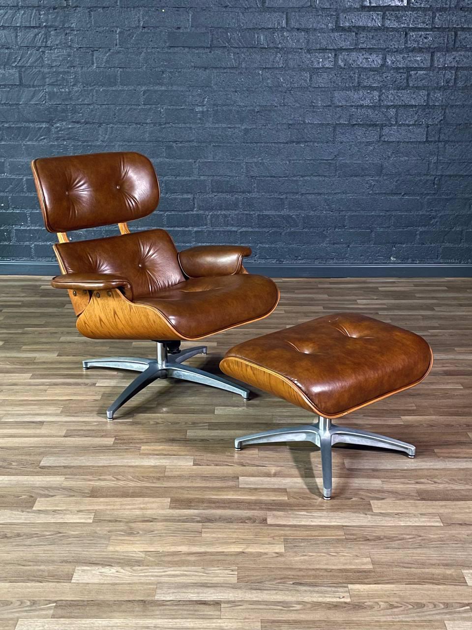Condit : Condition Vintage Originale

MATERIAL : Chêne, vinyle original, vase en acier

Ce fauteuil de salon avec ottoman, datant des années 1970, incarne le design emblématique des Eames, qui a redéfini le mode de vie moderne. Fabriquée avec des
