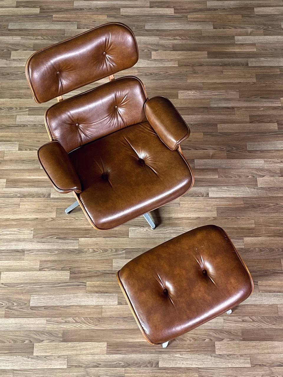 Mid-Century Modern Chaise longue en chêne, style Eames, du milieu du siècle, avec ottoman en vente