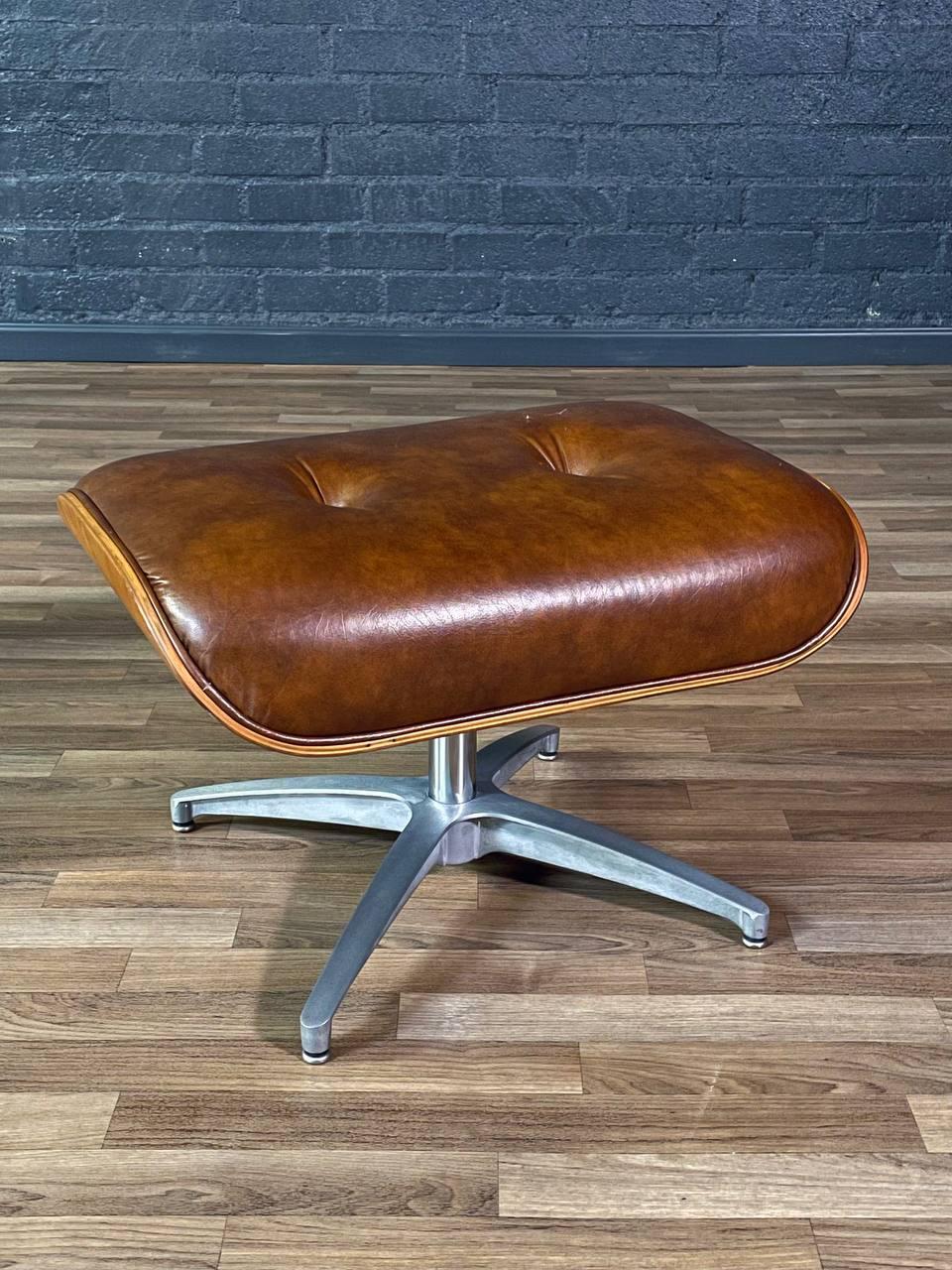 Américain Chaise longue en chêne, style Eames, du milieu du siècle, avec ottoman en vente