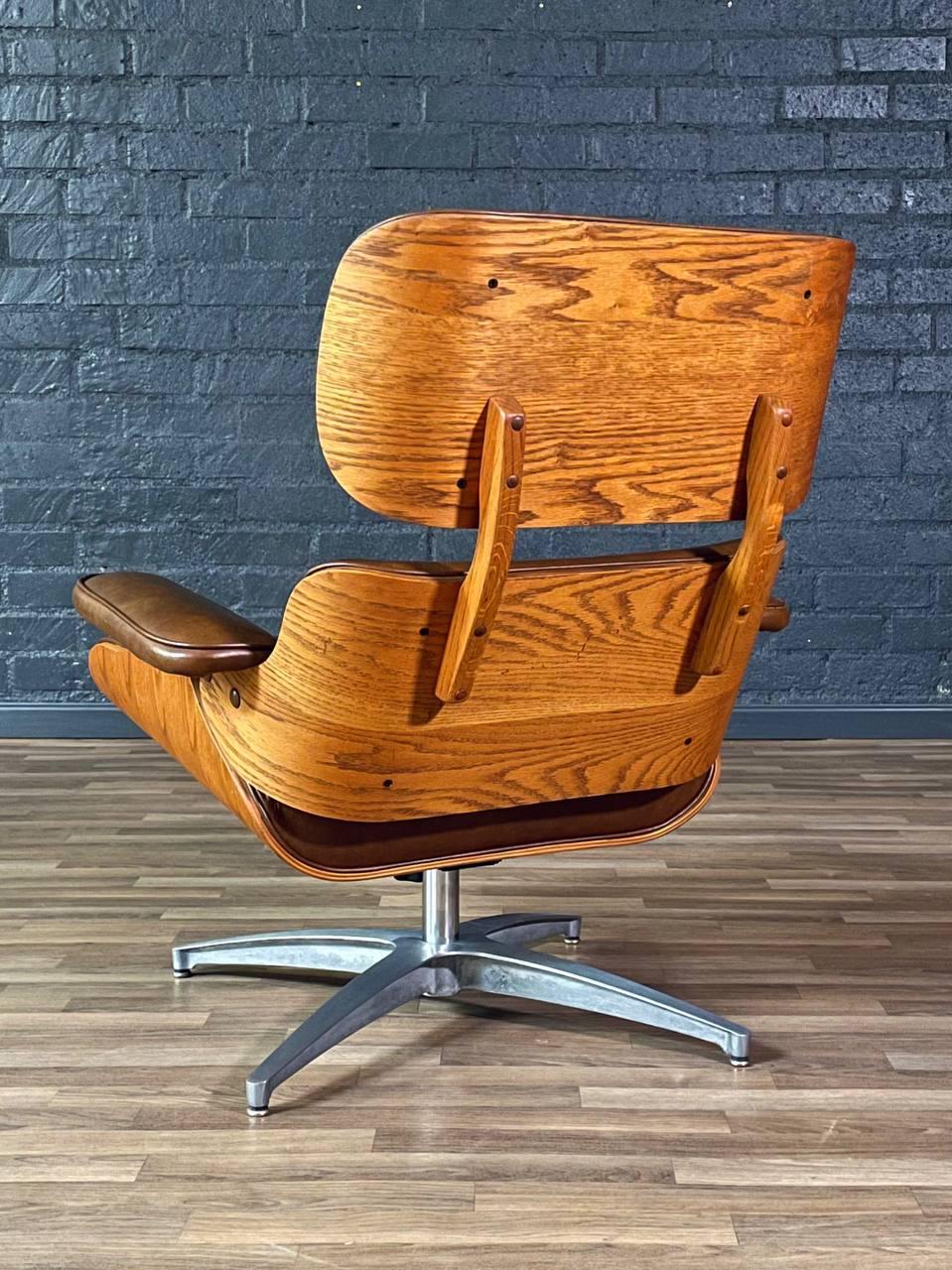 Fin du 20e siècle Chaise longue en chêne, style Eames, du milieu du siècle, avec ottoman en vente