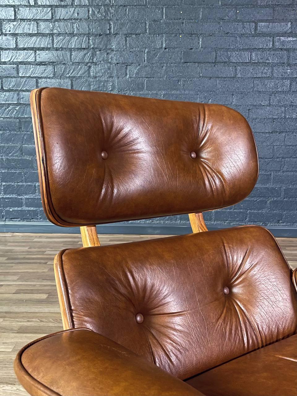Acier Chaise longue en chêne, style Eames, du milieu du siècle, avec ottoman en vente