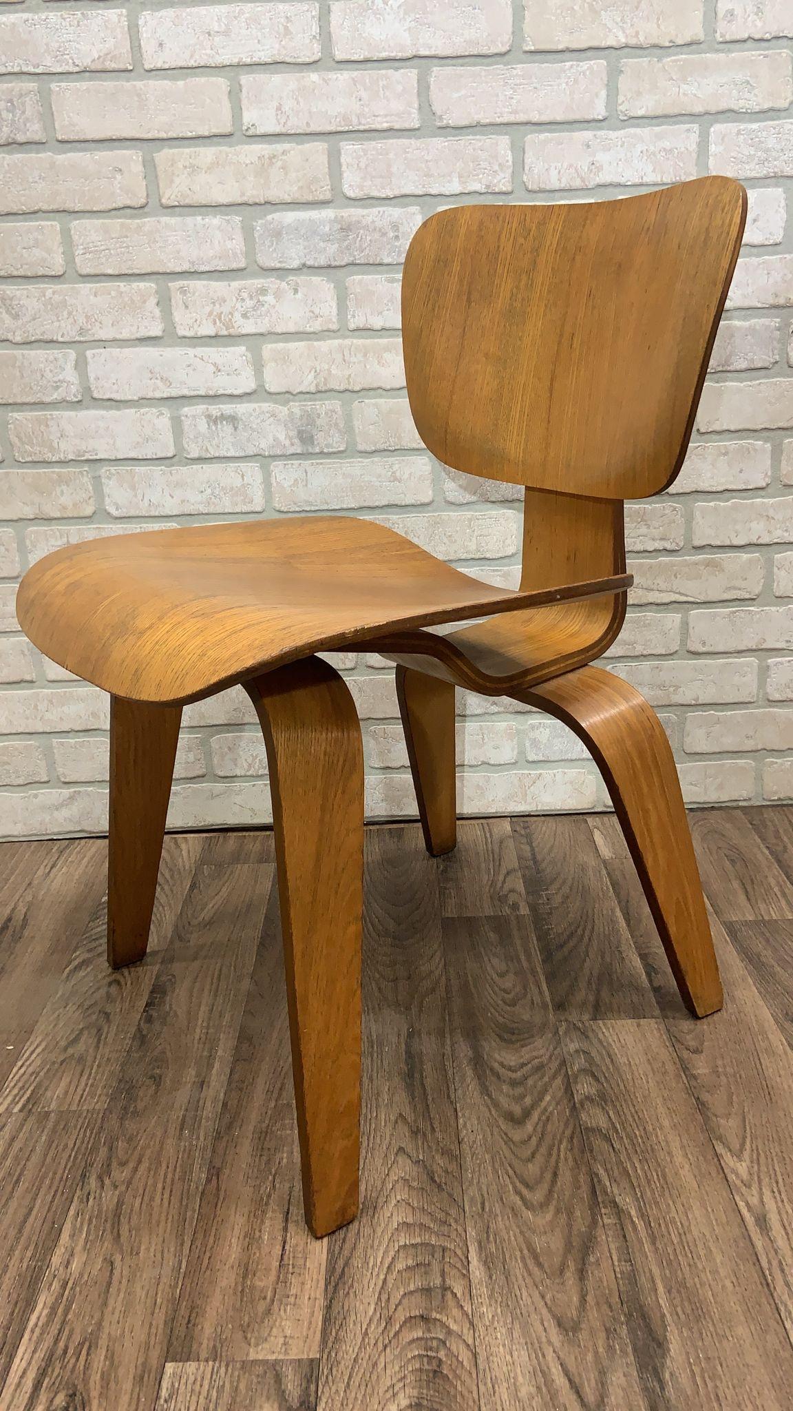 Fauteuil de salon Eames moderne du milieu du siècle dernier, configuration à vis en bois courbé LCW en vente 2