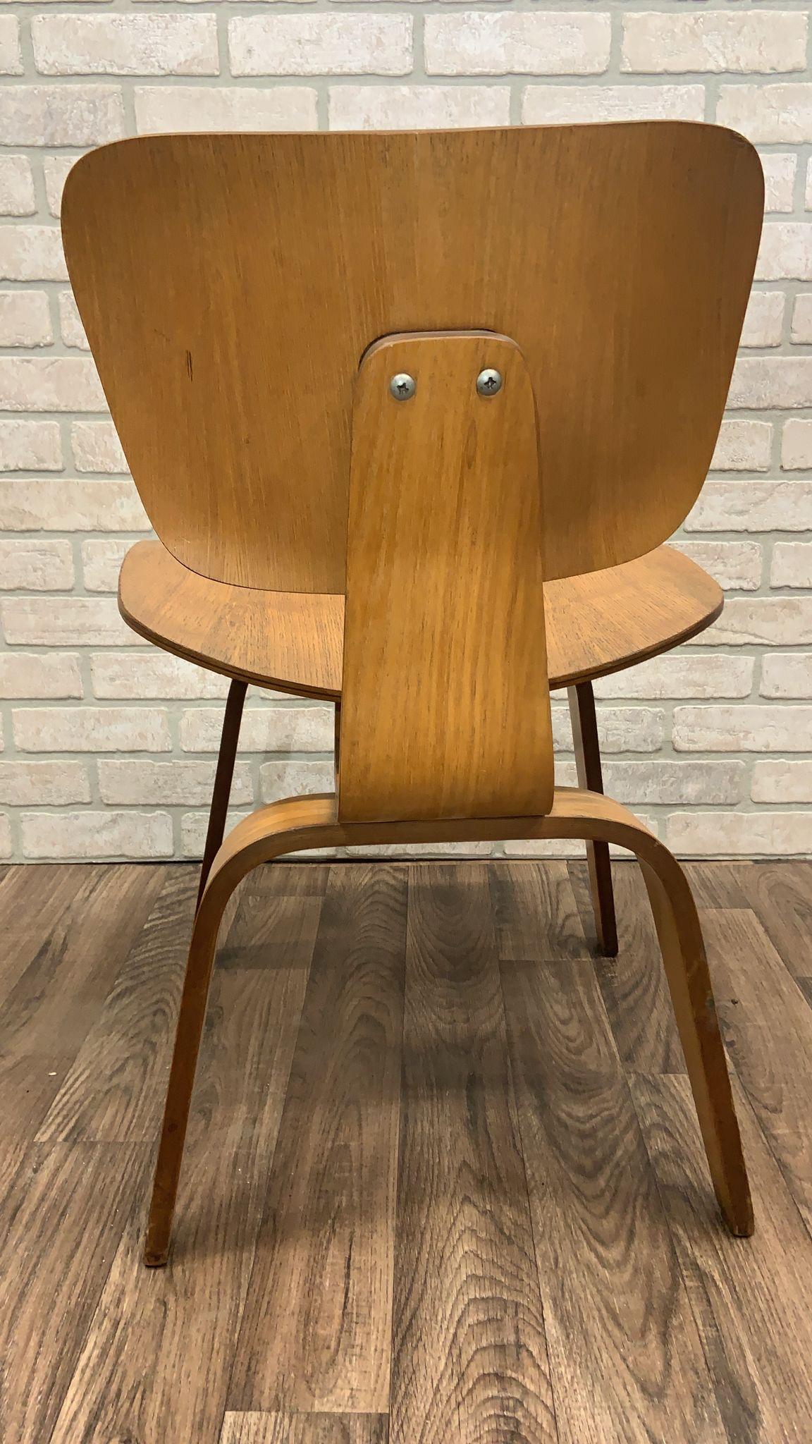 Mid-Century Modern Fauteuil de salon Eames moderne du milieu du siècle dernier, configuration à vis en bois courbé LCW en vente