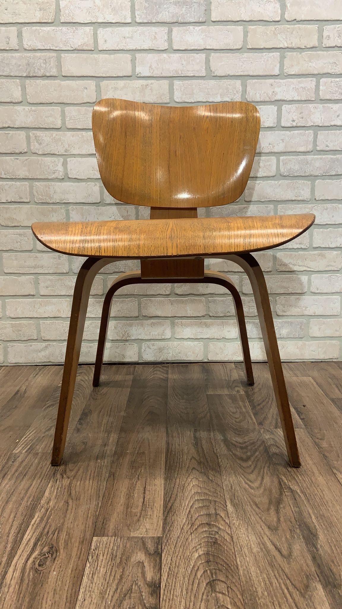 Fauteuil de salon Eames moderne du milieu du siècle dernier, configuration à vis en bois courbé LCW en vente 1