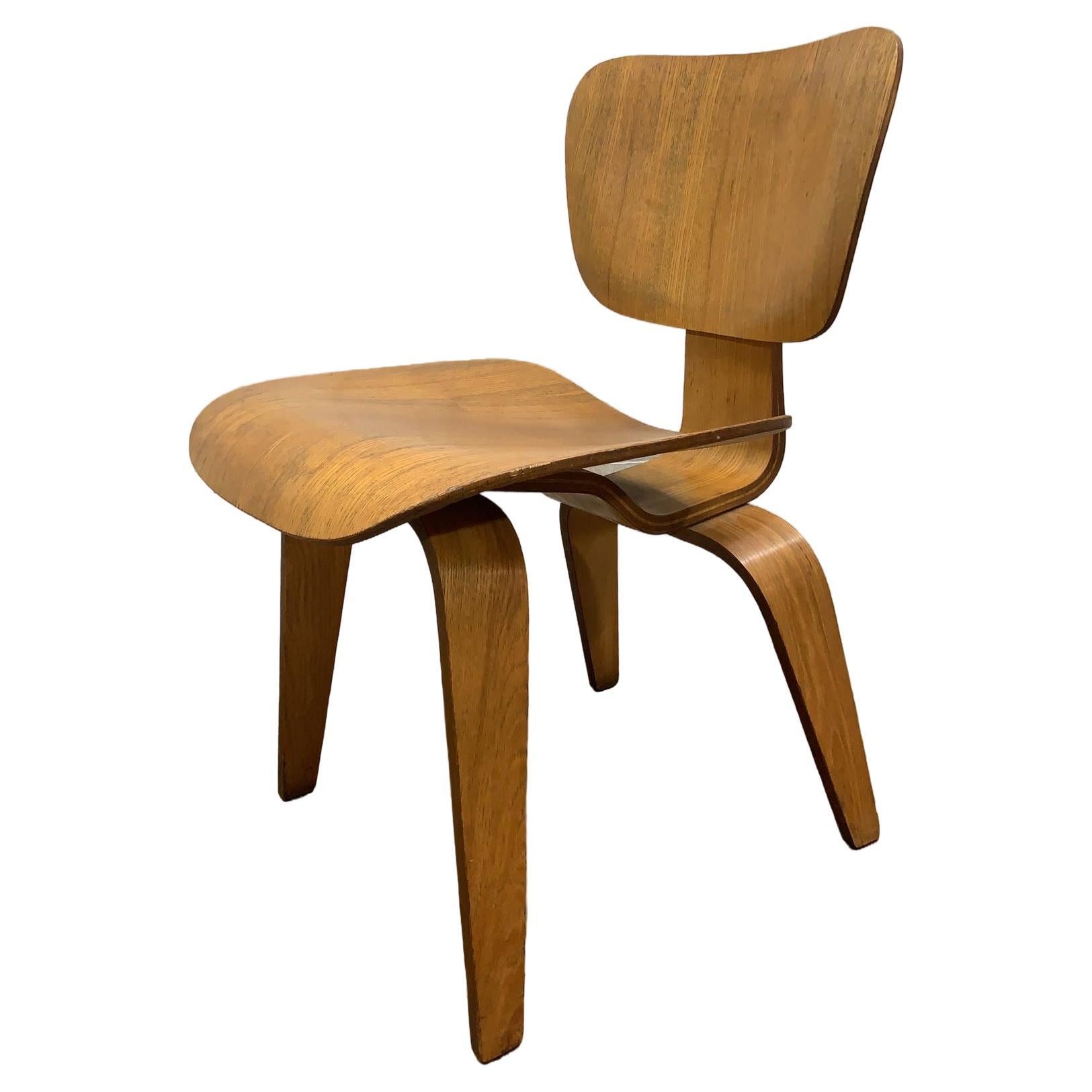 Fauteuil de salon Eames moderne du milieu du siècle dernier, configuration à vis en bois courbé LCW en vente