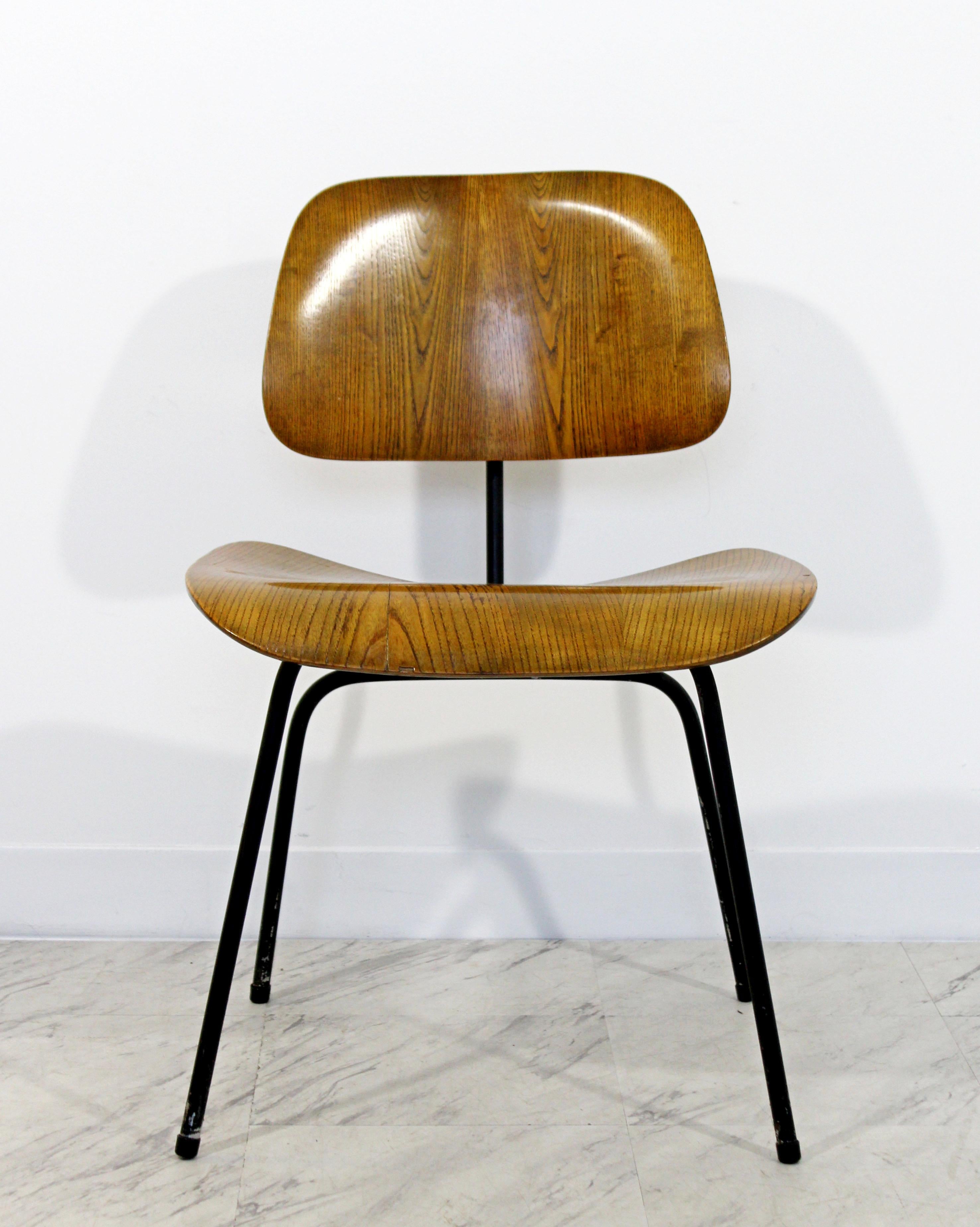 For your consideration is a phenomenal, early, ash DCM side chair, by Charles Eames for Herman Miller, circa the 1950s. In very good condition. The dimensions are 19.5