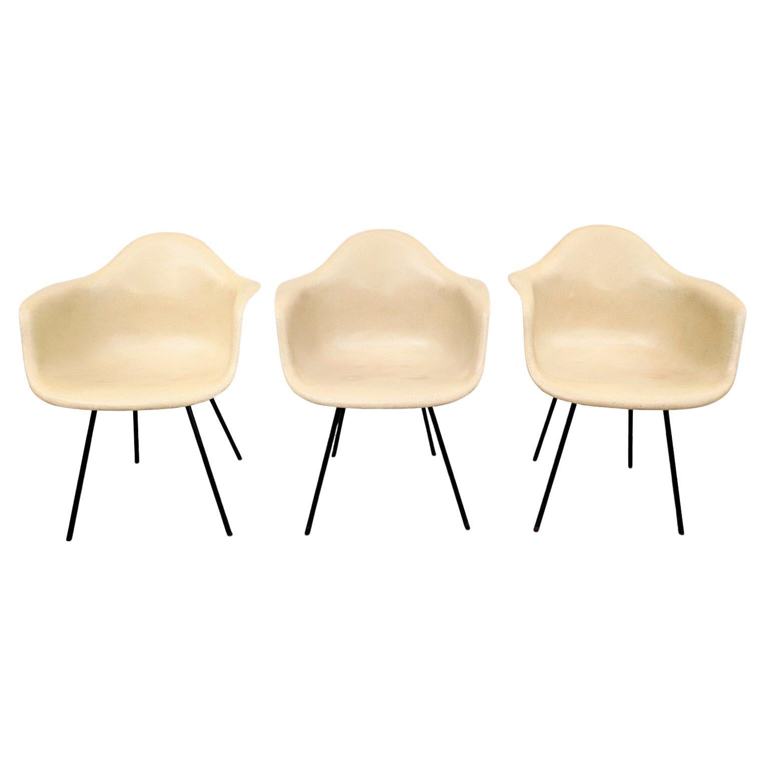 Mid Century Modern Early Eames DAX Armed Shell Chair

Fiberglas in gutem Zustand und strukturell gesund. Einige leichte Verfärbungen, aber insgesamt überdurchschnittlichen Vintage-Zustand.

Zusätzliche Informationen:
MATERIALIEN: Fiberglas,