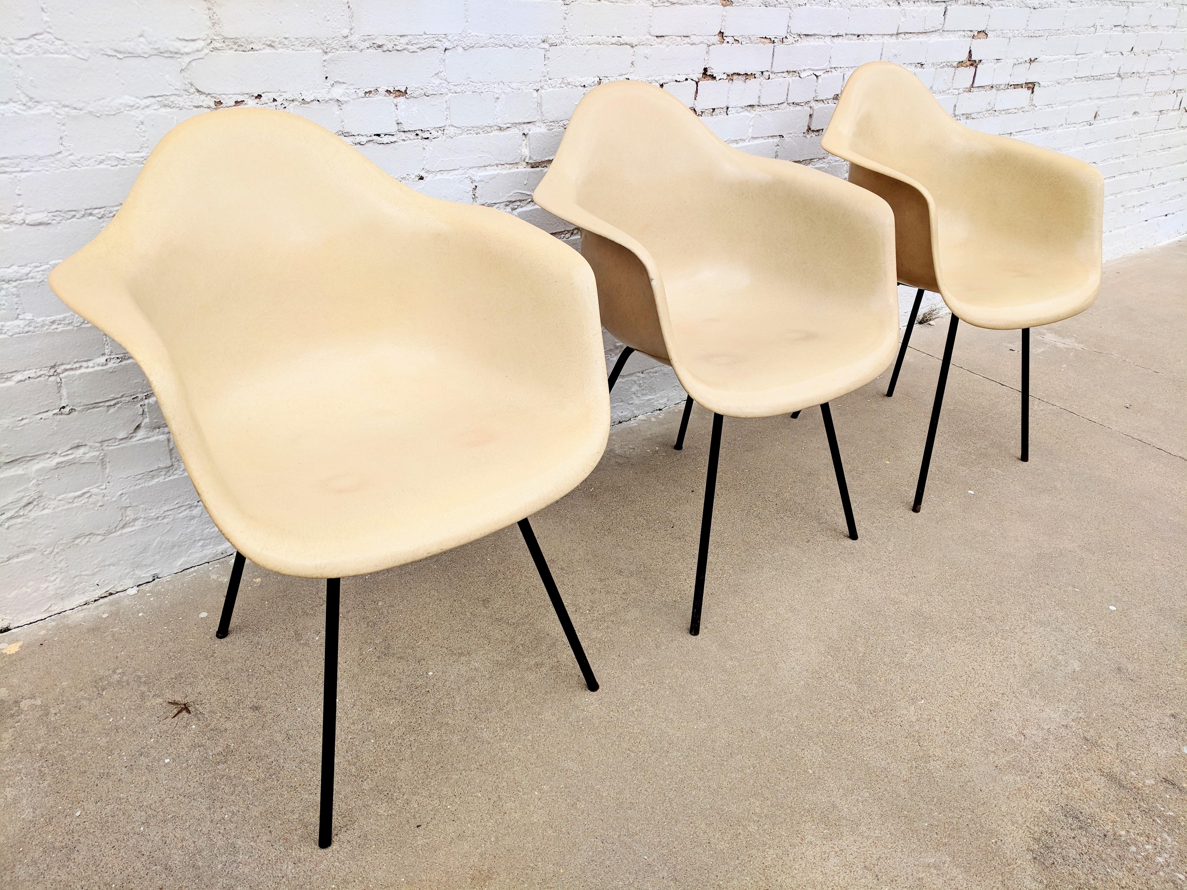 Früher Eames DAX-Stuhl mit Muschelarmlehne, Mid-Century Modern (Glasfaser) im Angebot