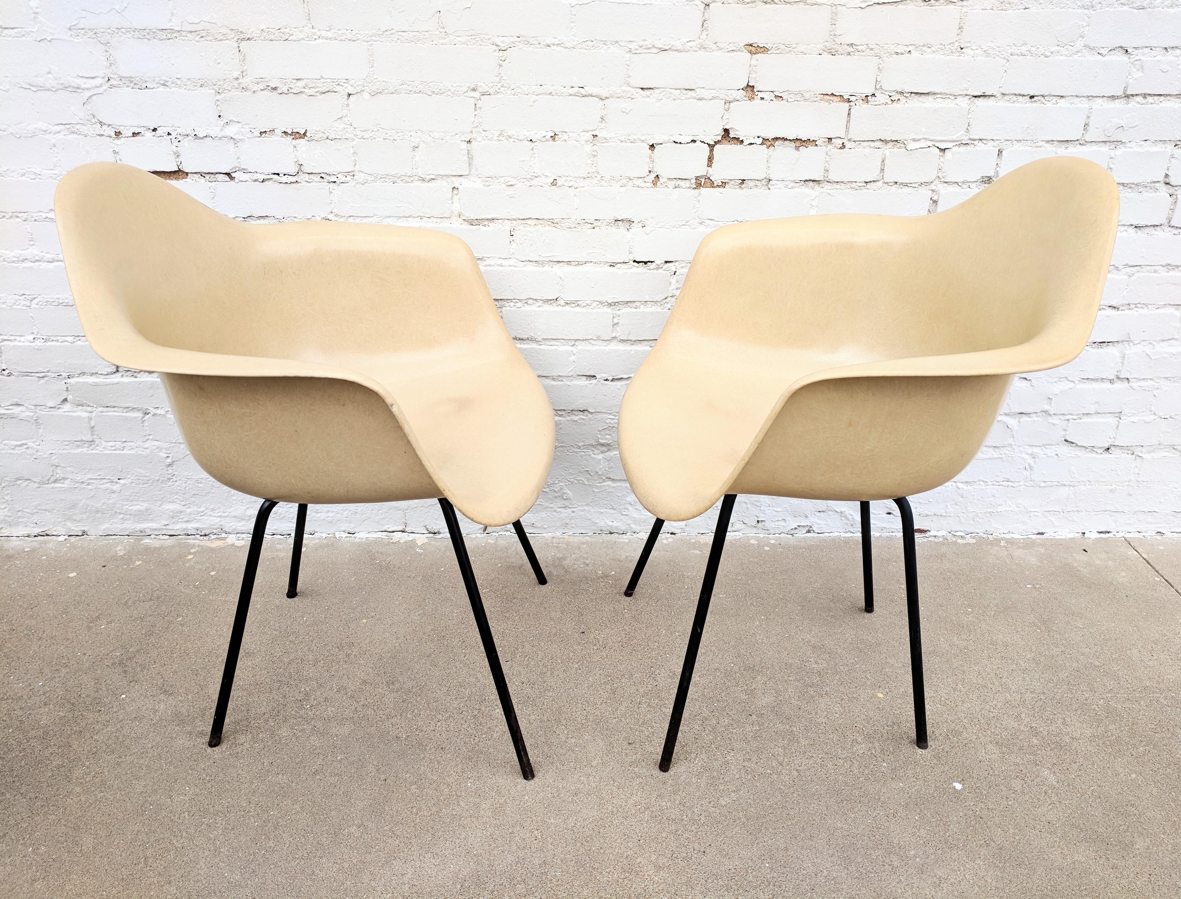 Mid Century Modern Early Eames DAX Armed Shell Chair For Sale 2