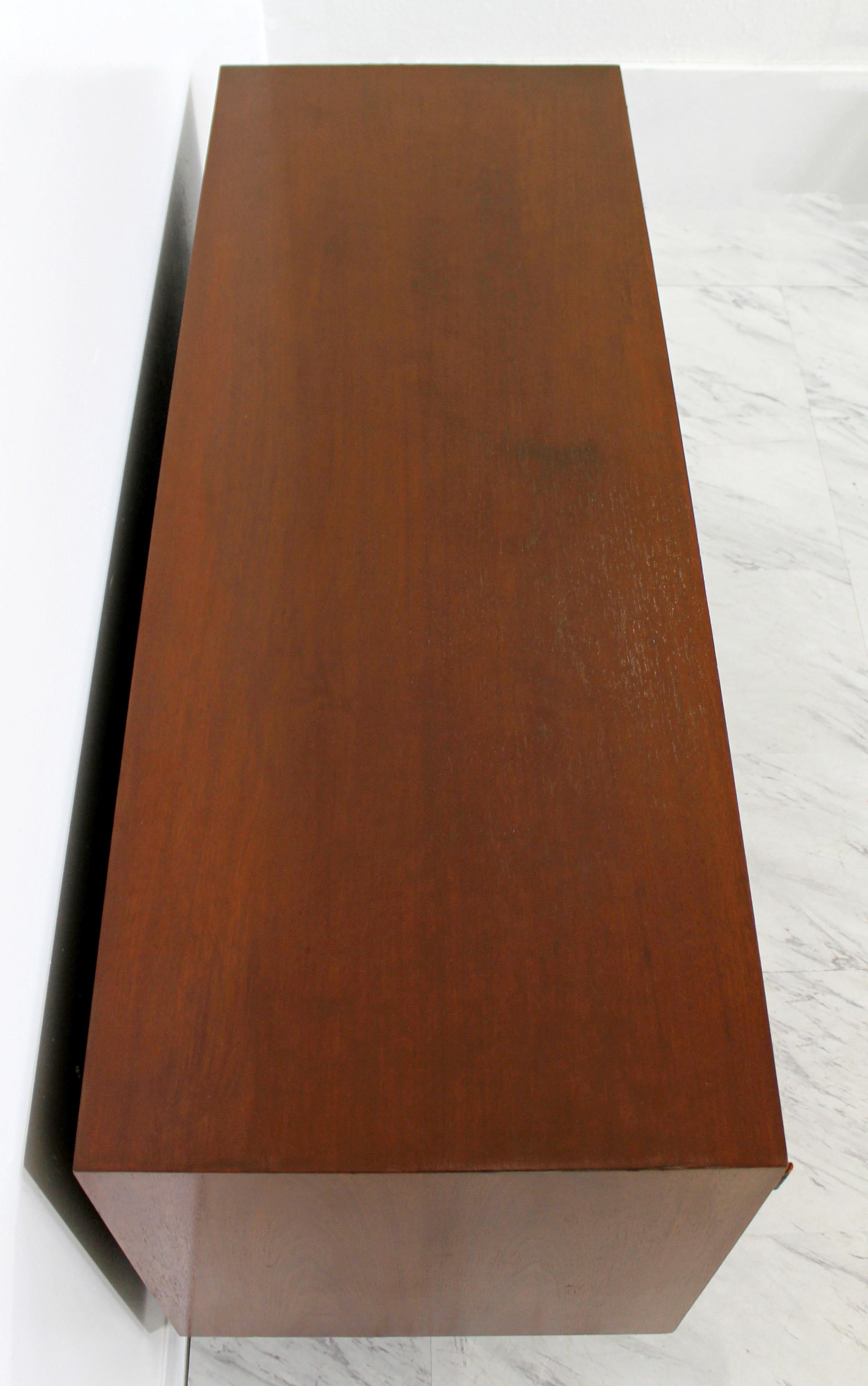Mid-Century Modern Early Florence Knoll Walnut Credenza Leather Pulls, 1960s In Good Condition In Keego Harbor, MI