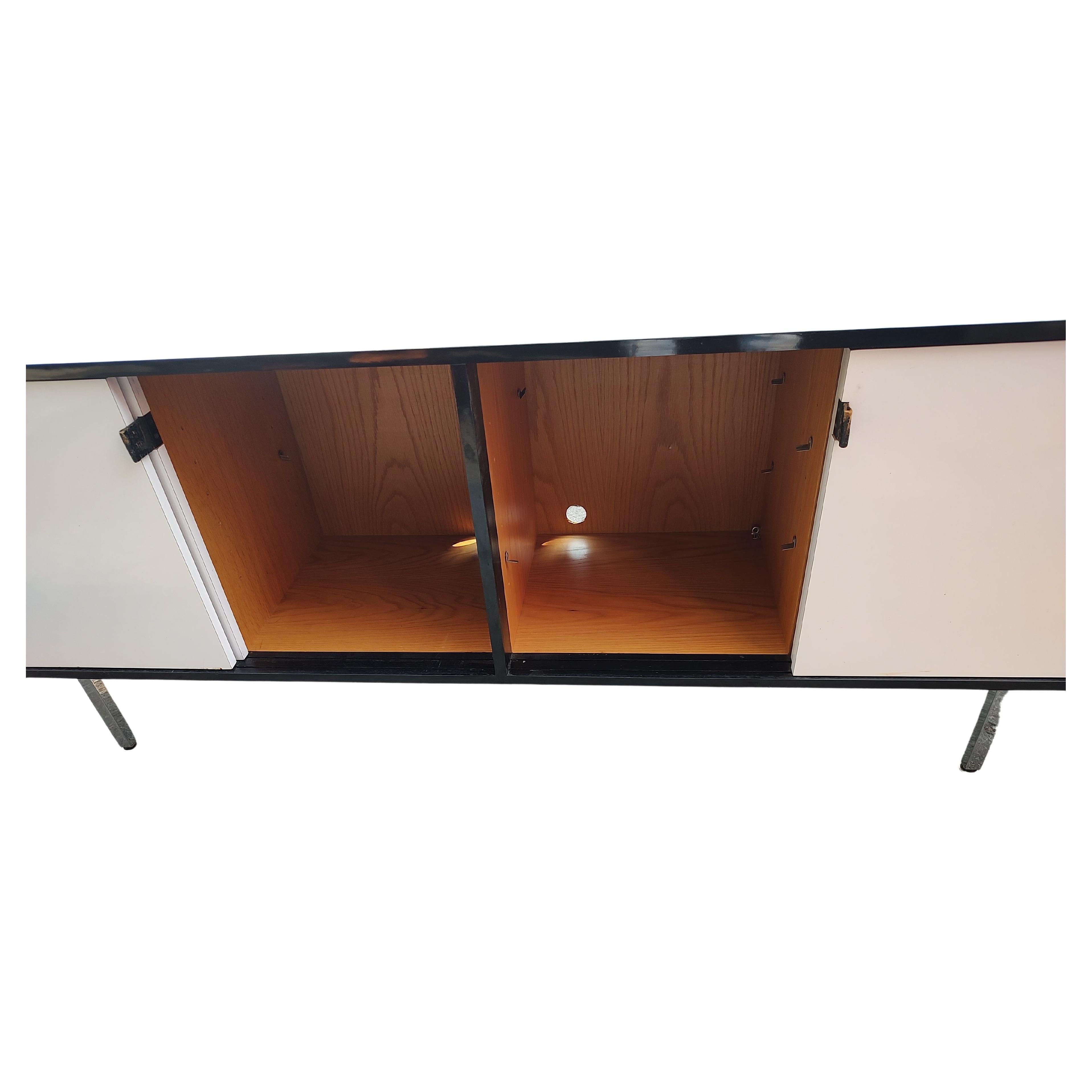 Mid-Century Modern The Moderns Modern Knoll Crédence en noir et intérieur en chêne stratifié blanc en vente