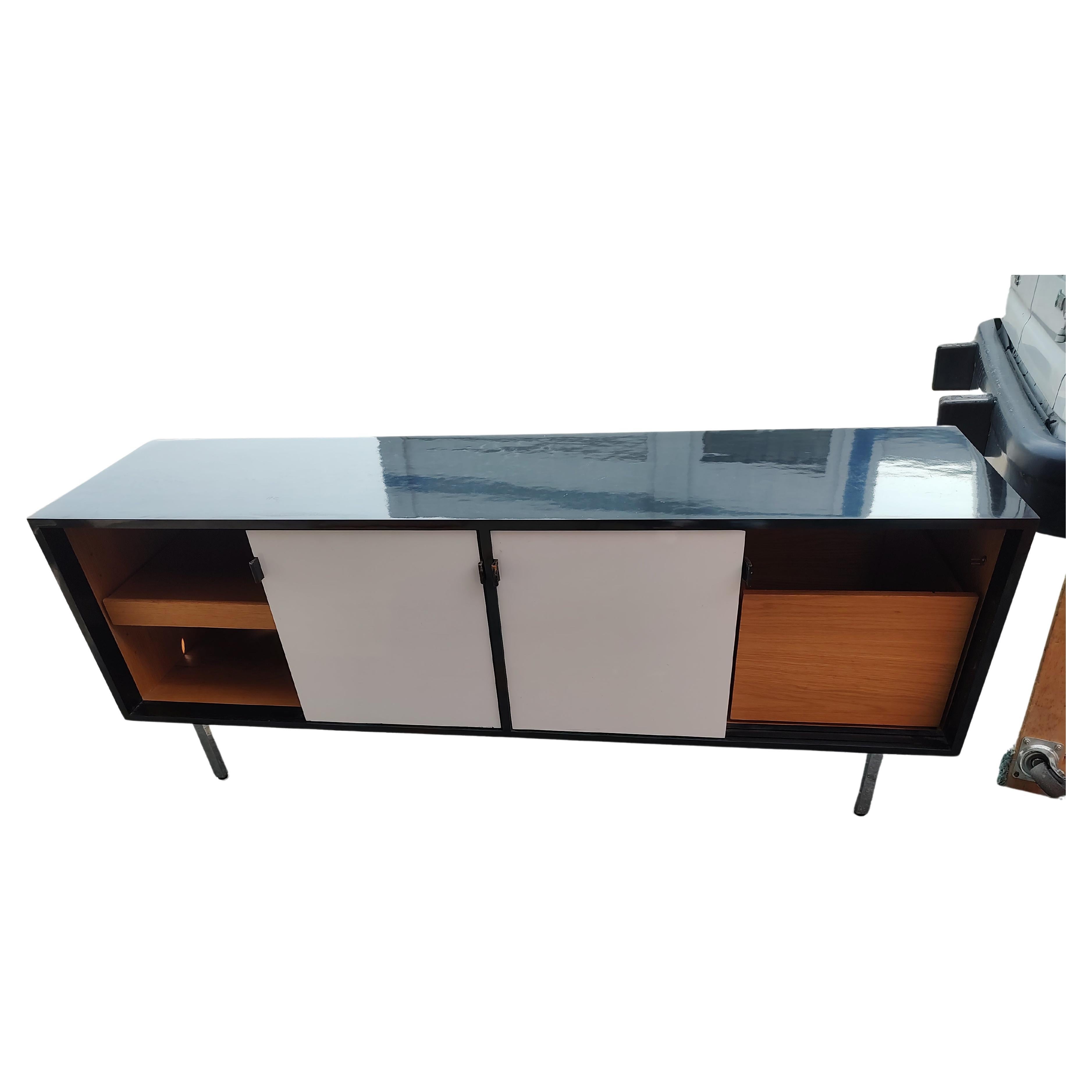 Américain The Moderns Modern Knoll Crédence en noir et intérieur en chêne stratifié blanc en vente