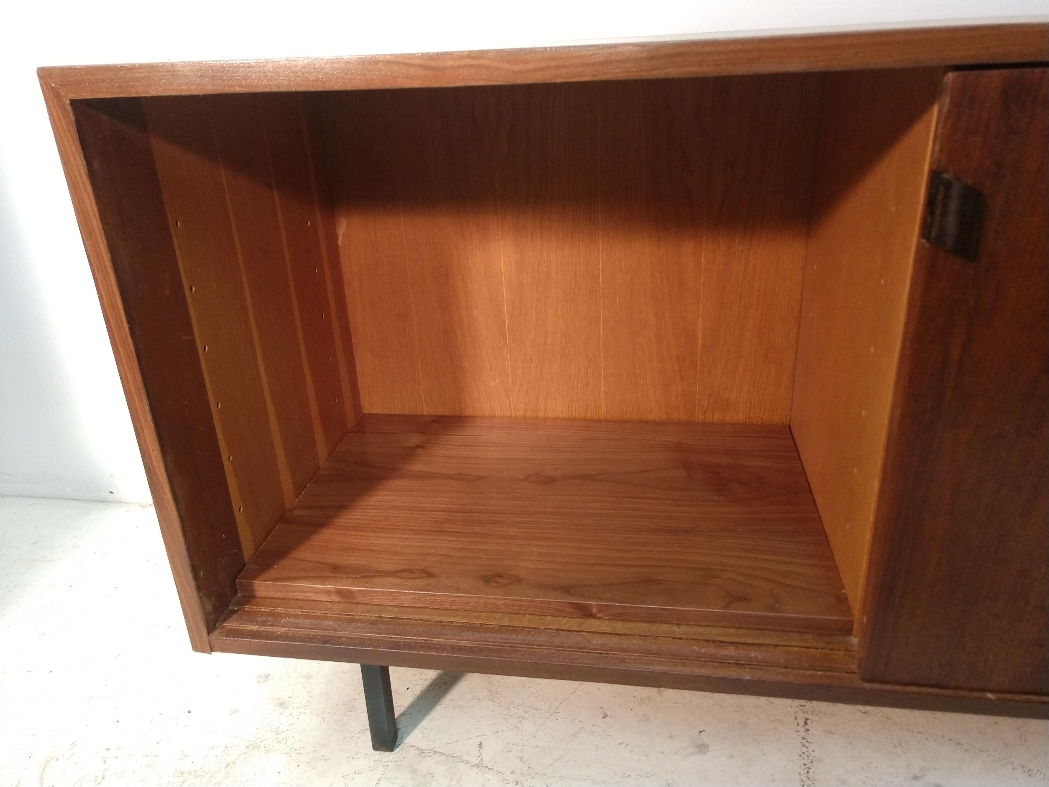 Mid-Century Modern Early Knoll Walnut 2-Door Credenza For Sale 1