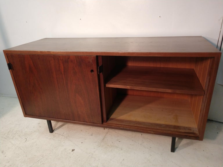 Mid-Century Modern Early Knoll Walnut 2-Door Credenza For Sale 2